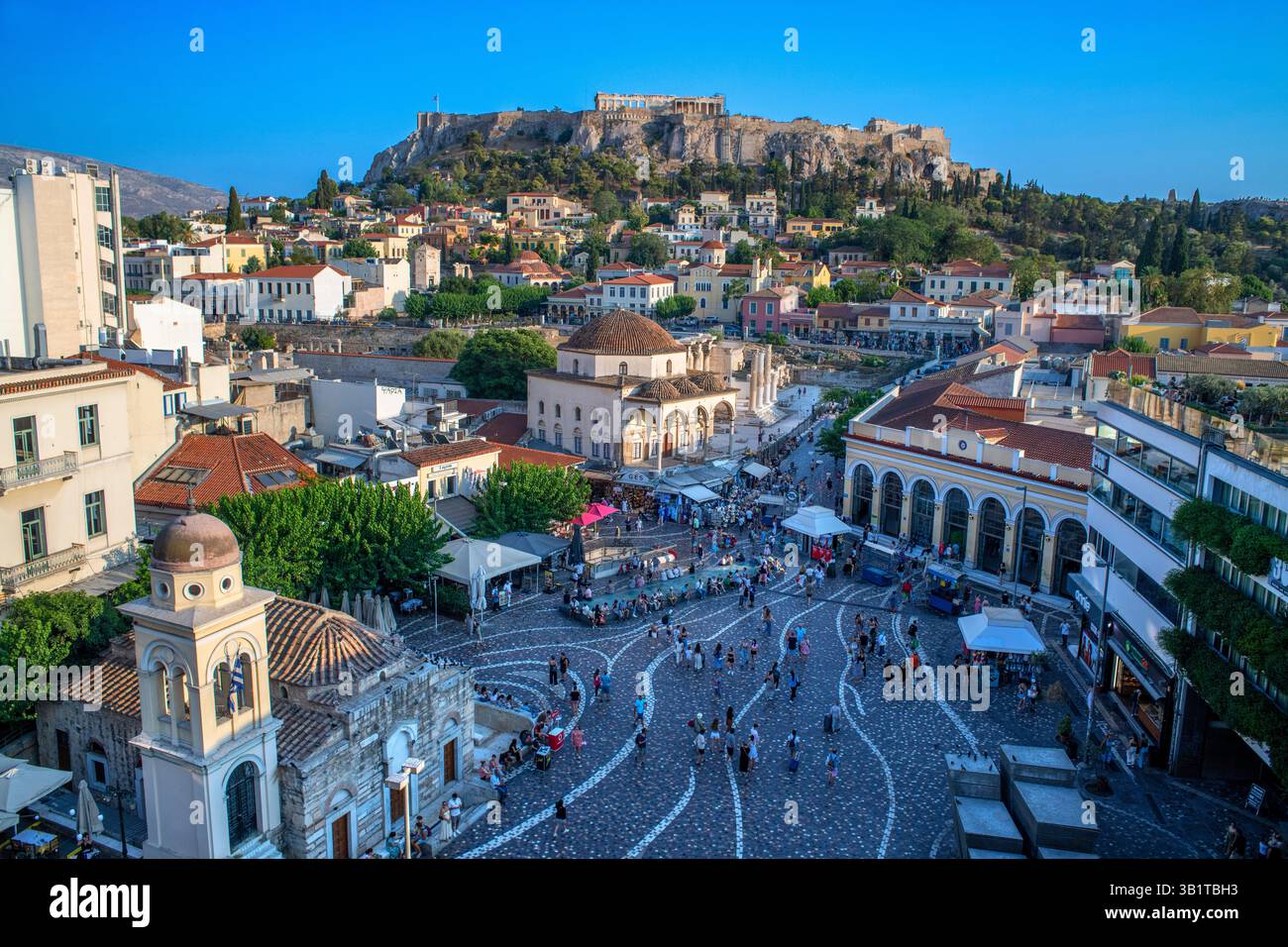 Piazza Monastiraki nel centro di Atene, centro storico, skyline in Grecia al tramonto. Monastiraki è un quartiere del mercato delle pulci nella città vecchia di Foto Stock