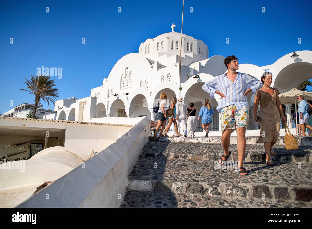 Turisti e la cattedrale metropolitana ortodossa di Fira, Santorini (Thira), Cicladi, Grecia. Santorini, ufficialmente Thira o Thera, è un islamano greco Foto Stock