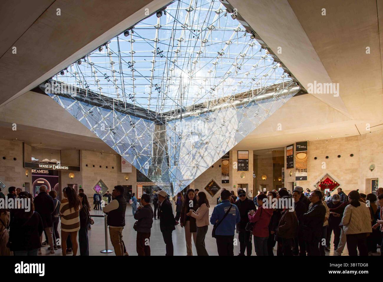 Persone in coda al museo d'arte del Louvre presso il centro commerciale Carrousel du Louvre con lucernario a piramide di vetro capovolto a Parigi, Francia. Foto Stock