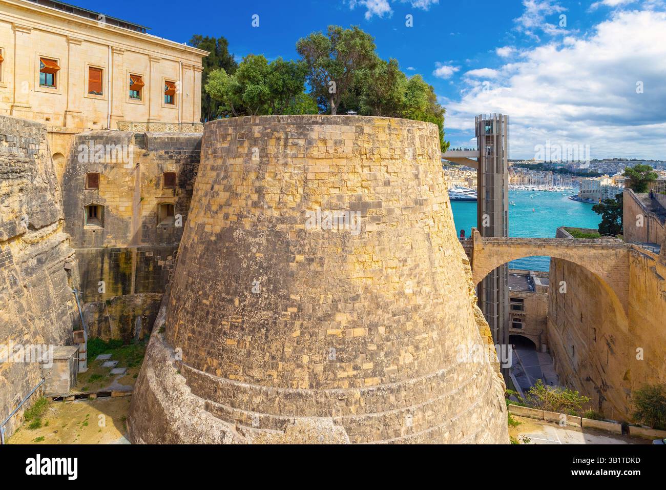 Mura fortificate di la Valletta e l'ascensore superiore di Barrakka, Malta Foto Stock