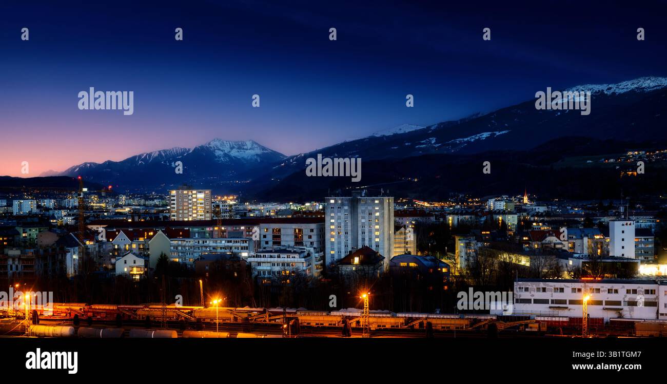 Vista sulla città di Innsbruck all'ora blu Foto Stock