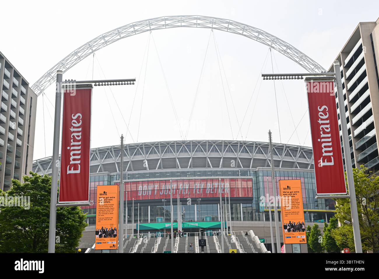 Vista generale all'esterno dello stadio durante la semifinale della Coppa degli Emirati Arabi tra l'Aston Villa e il Crystal Palace allo Stadio di Wembley, Londra, sabato 26 aprile 2025. (Foto: Kevin Hodgson | mi News) crediti: MI News & Sport /Alamy Live News Foto Stock