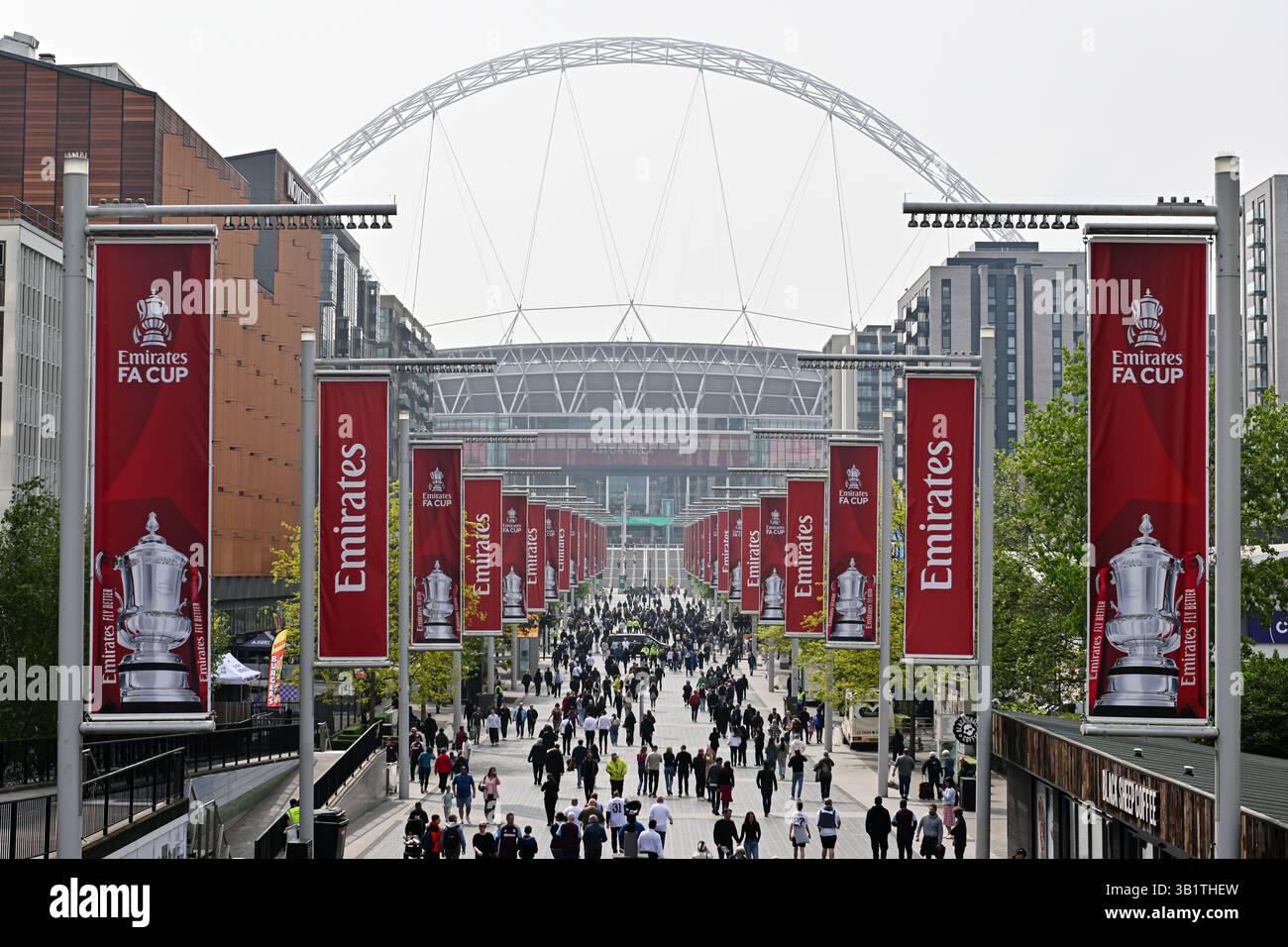 Vista generale all'esterno dello stadio durante la semifinale della Coppa degli Emirati Arabi tra l'Aston Villa e il Crystal Palace allo Stadio di Wembley, Londra, sabato 26 aprile 2025. (Foto: Kevin Hodgson | mi News) crediti: MI News & Sport /Alamy Live News Foto Stock