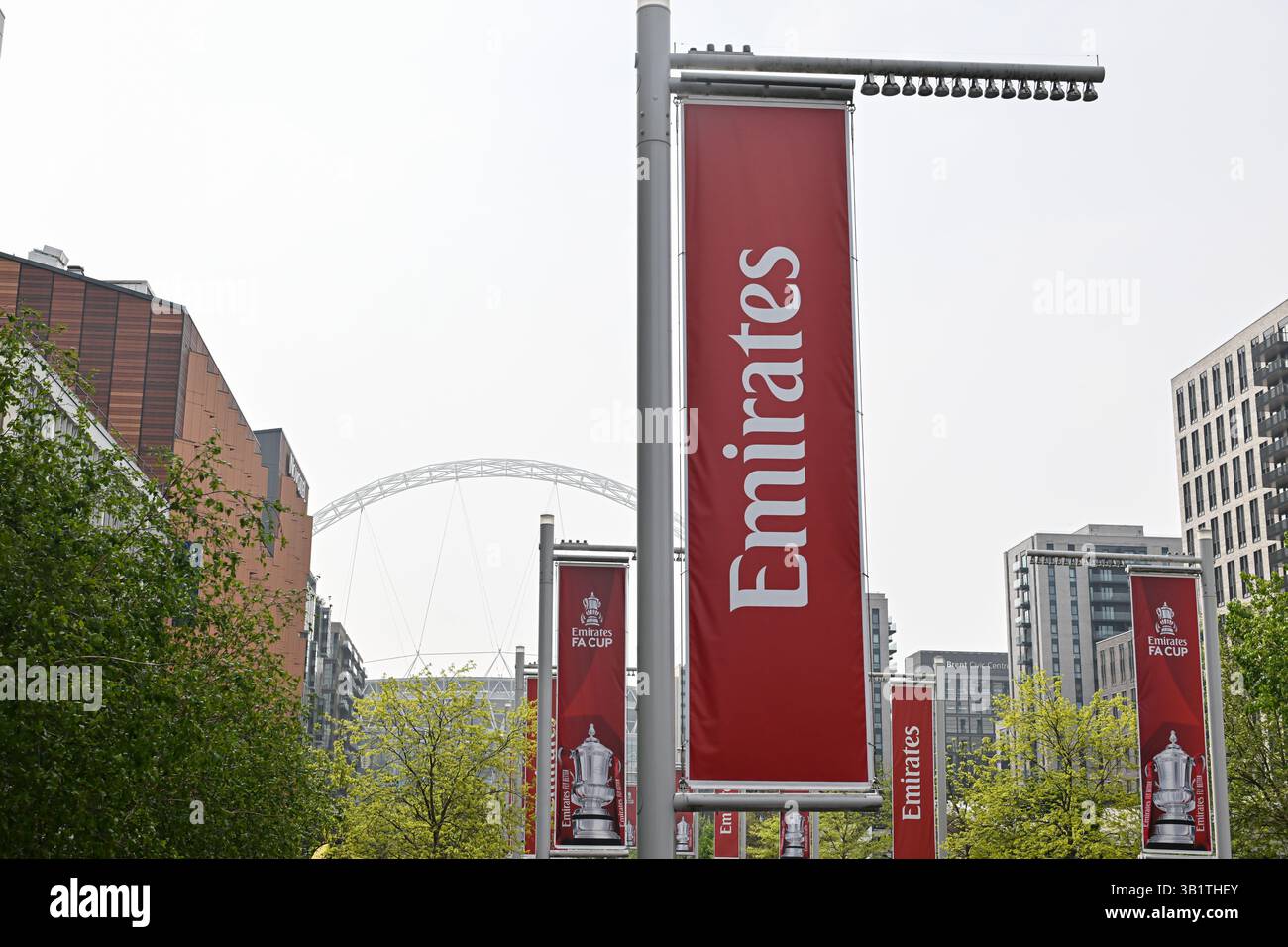 Vista generale all'esterno dello stadio durante la semifinale della Coppa degli Emirati Arabi tra l'Aston Villa e il Crystal Palace allo Stadio di Wembley, Londra, sabato 26 aprile 2025. (Foto: Kevin Hodgson | mi News) crediti: MI News & Sport /Alamy Live News Foto Stock