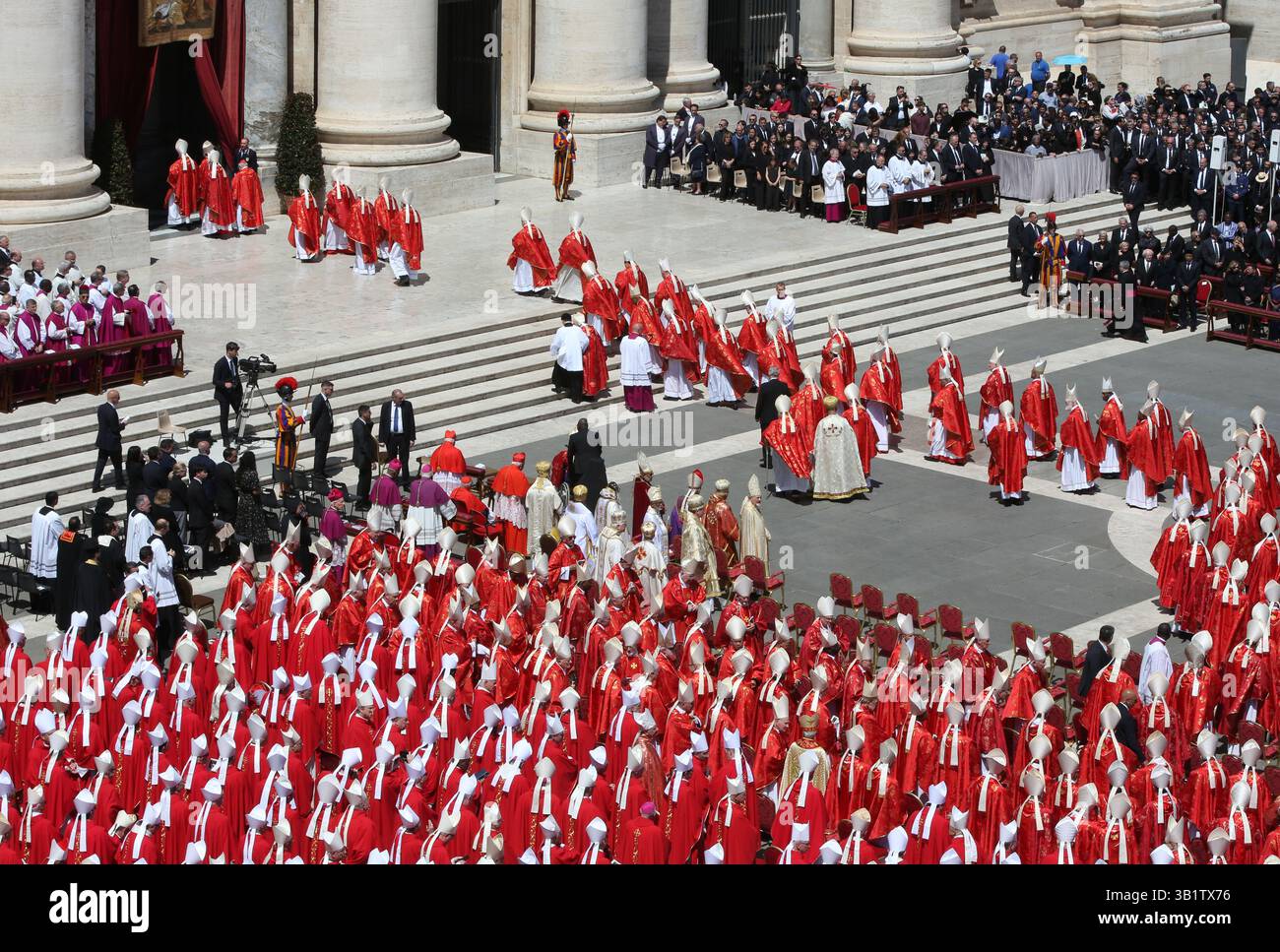 Città del Vaticano, Vaticano. 26 aprile 2025. VATICAANSTAD - Cardinali dopo il funerale di Papa Francesco in Piazza San Pietro. il papa morì all'età di 88 anni. ANP RAMON MANGOLD netherlands Out - belgio Out crediti: ANP/Alamy Live News Foto Stock