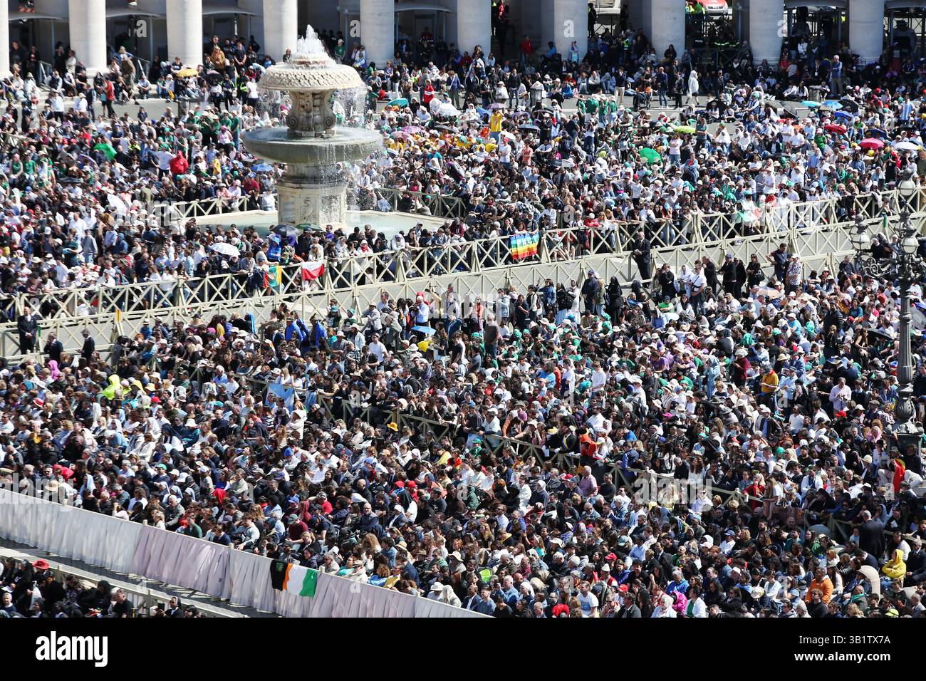 Città del Vaticano, Vaticano. 26 aprile 2025. VATICAANSTAD - la folla si è riunita al funerale di Papa Francesco in Piazza San Pietro. il papa morì all'età di 88 anni. ANP RAMON MANGOLD netherlands Out - belgio Out crediti: ANP/Alamy Live News Foto Stock