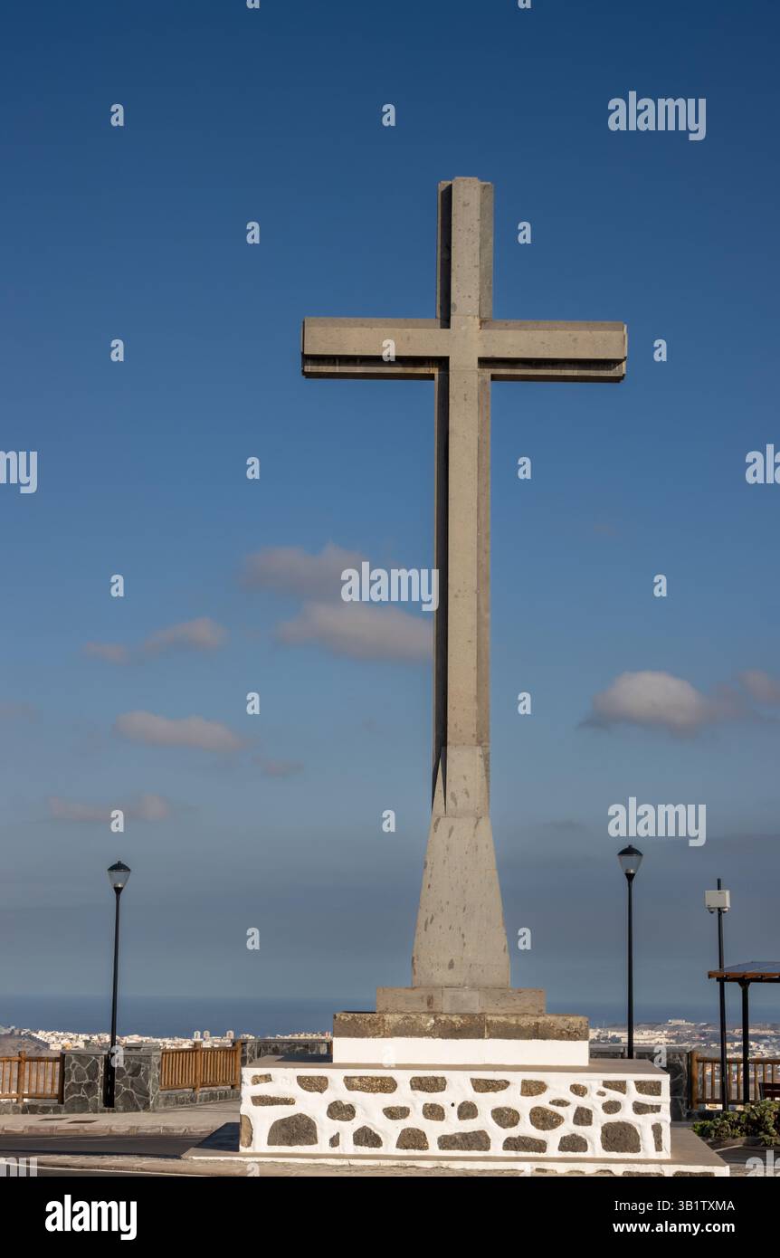 Attraversa la cima della montagna la Montana de Arucas. Cielo blu con nuvole bianche. Arucas, Las Palmas, Gran Canaria, Isole Canarie, Spagna. Foto Stock