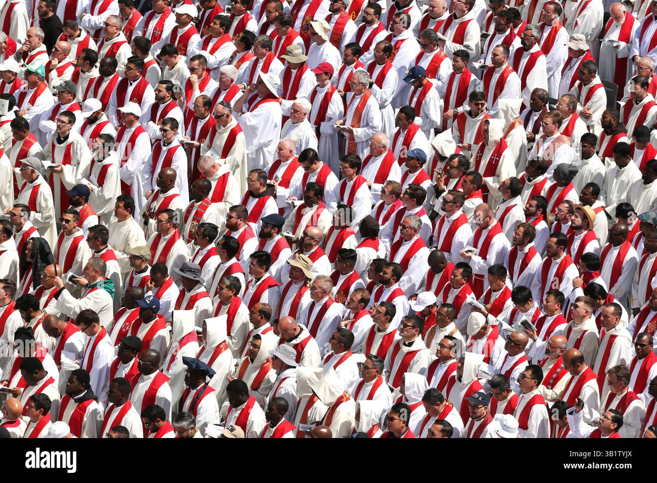 Città del Vaticano, Vaticano. 26 aprile 2025. VATICAANSTAD - sacerdoti durante il funerale di Papa Francesco in Piazza San Pietro. il papa morì all'età di 88 anni. ANP RAMON MANGOLD netherlands Out - belgio Out crediti: ANP/Alamy Live News Foto Stock