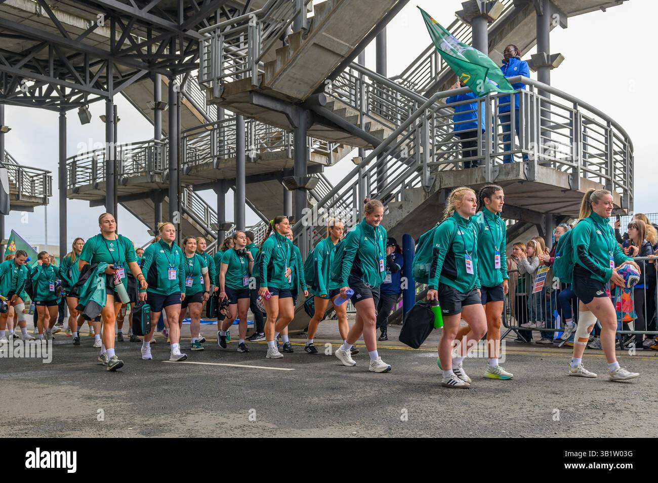 Edimburgo, Regno Unito. 26 apr 2025 - la squadra femminile irlandese entra insieme dimostrando uno spettacolo di cameratismo mentre si prepara ad affrontare la Scozia. Crediti: Eastern Goodwin Media/Alamy Live News Foto Stock