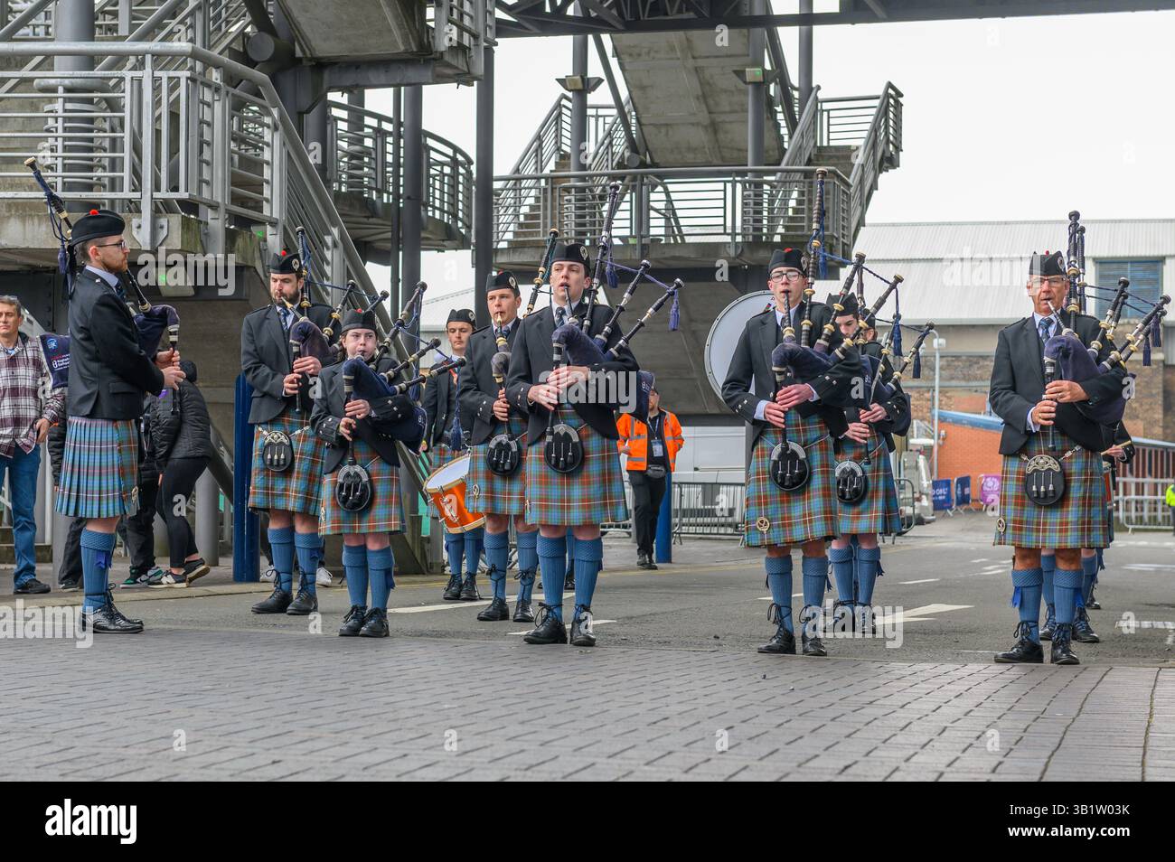 Edimburgo, Regno Unito. 26 apr 2025 - la banda Boghall e Bathgate Caledonian Pipe danno il benvenuto a entrambe le squadre a murrayfield per la partita di oggi nel match femminile delle sei nazioni. Crediti: Eastern Goodwin Media/Alamy Live News Foto Stock