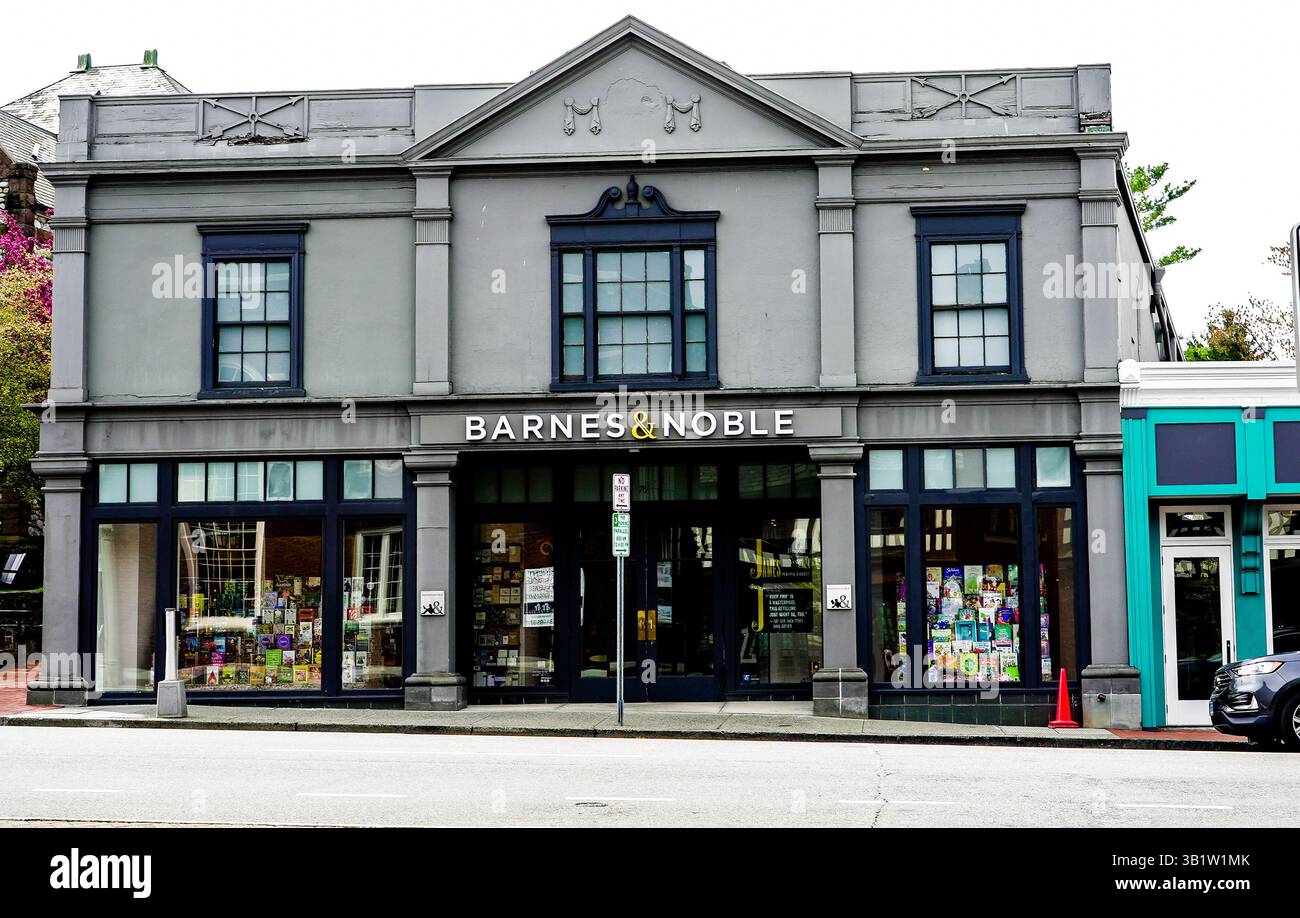 WESTPORT, CT, USA - 25 APRILE 2025: Libreria Barnes and Noble, che invita i visitatori con grandi vetrine che espongono copertine colorate. L'ambiente circostante Foto Stock