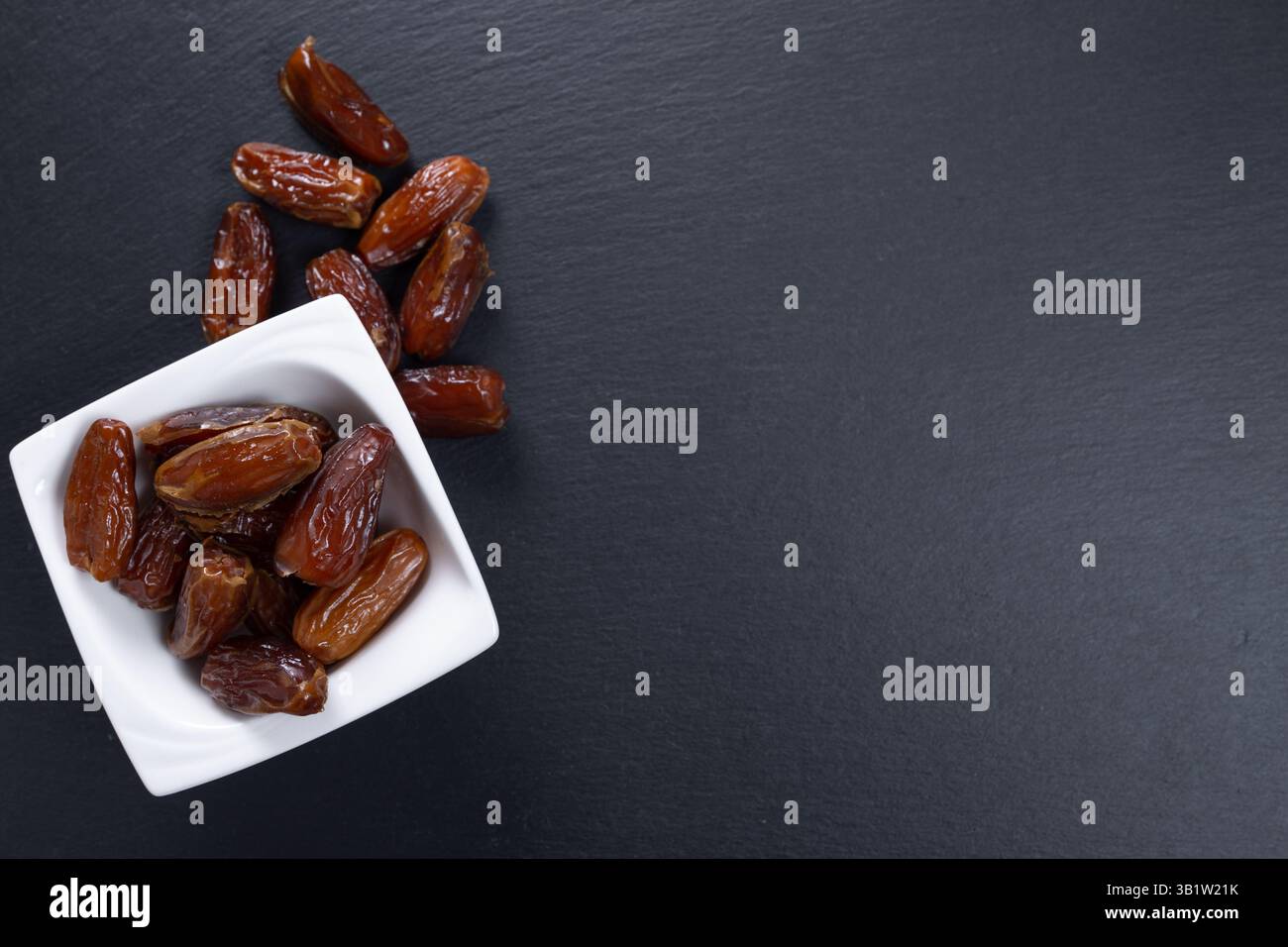 date. frutta secca in un recipiente bianco. vista dall'alto Foto Stock