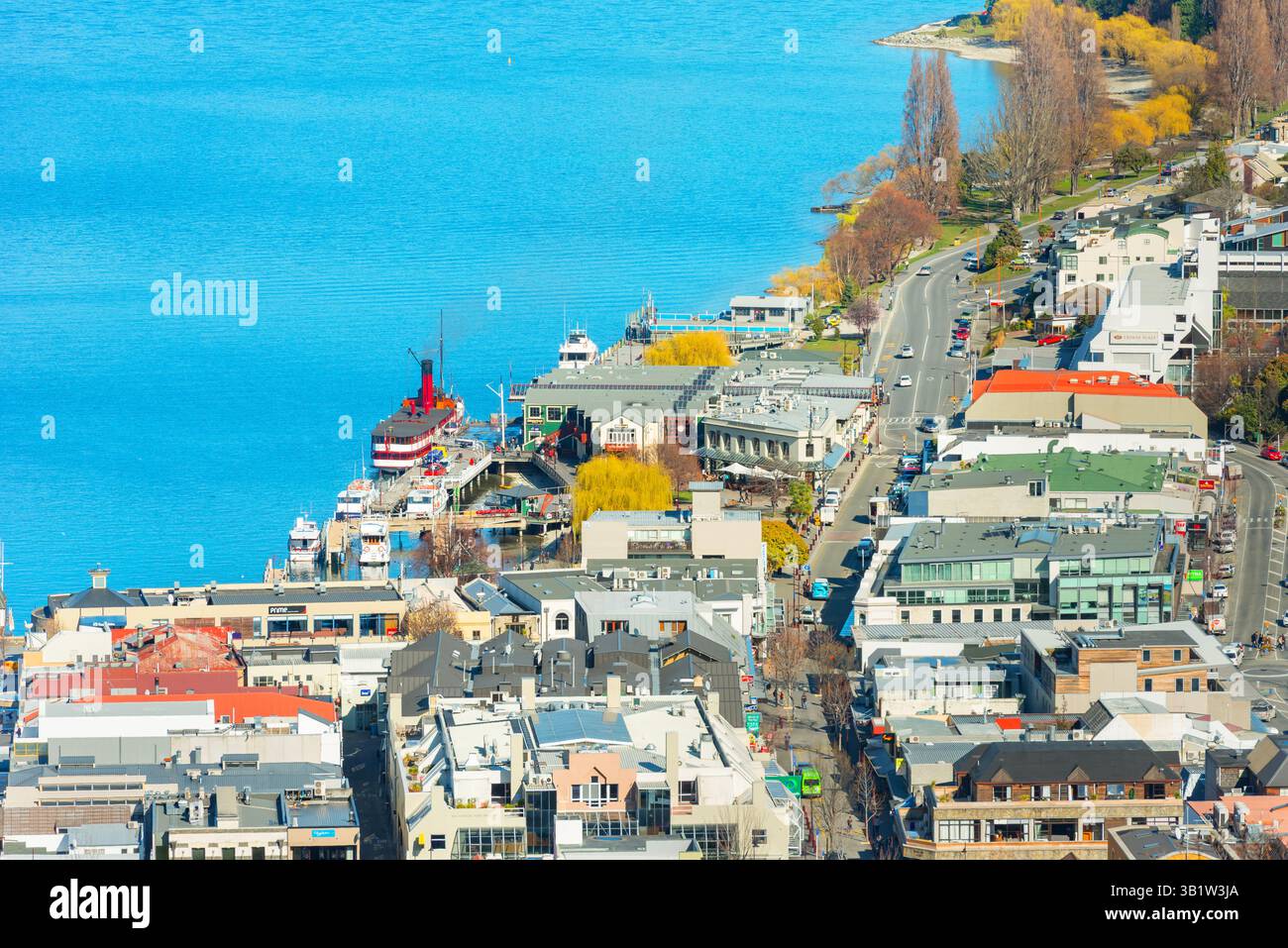 Vista di Queenstown e del lago Wakatipu, Queenstown, South Island, nuova Zelanda Foto Stock