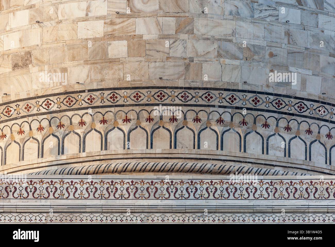 Dettaglio ravvicinato delle pietre semi-preziose intarsiate del Taj Mahal, Agra Foto Stock
