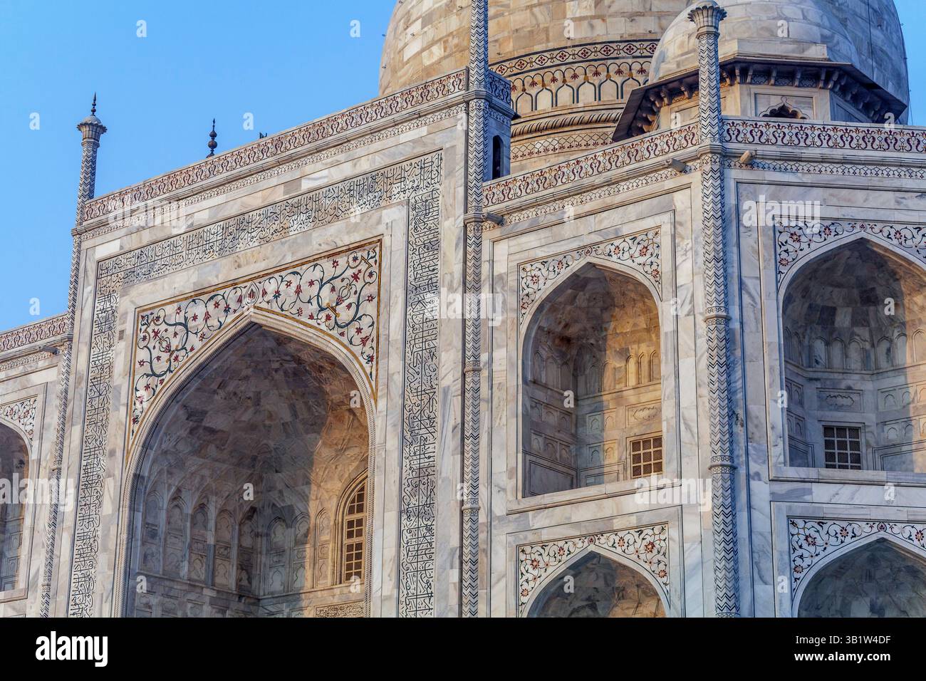 Dettaglio ravvicinato delle pietre semi-preziose intarsiate del Taj Mahal, Agra Foto Stock