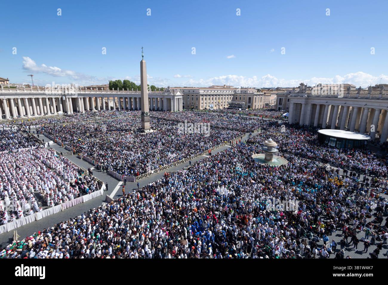 Roma, Italia. 26 aprile 2025. Piazza San Pietro durante il funerale di Papa Francesco credito: Agenzia fotografica indipendente/Alamy Live News Foto Stock