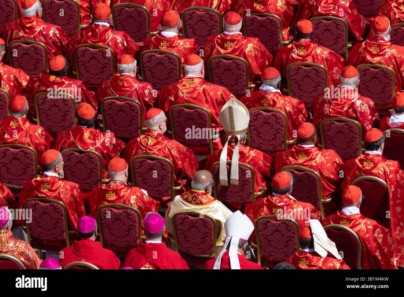 Roma, Italia. 26 aprile 2025. Funerale di Papa Francesco in Piazza San Pietro a Roma credito: Agenzia fotografica indipendente/Alamy Live News Foto Stock