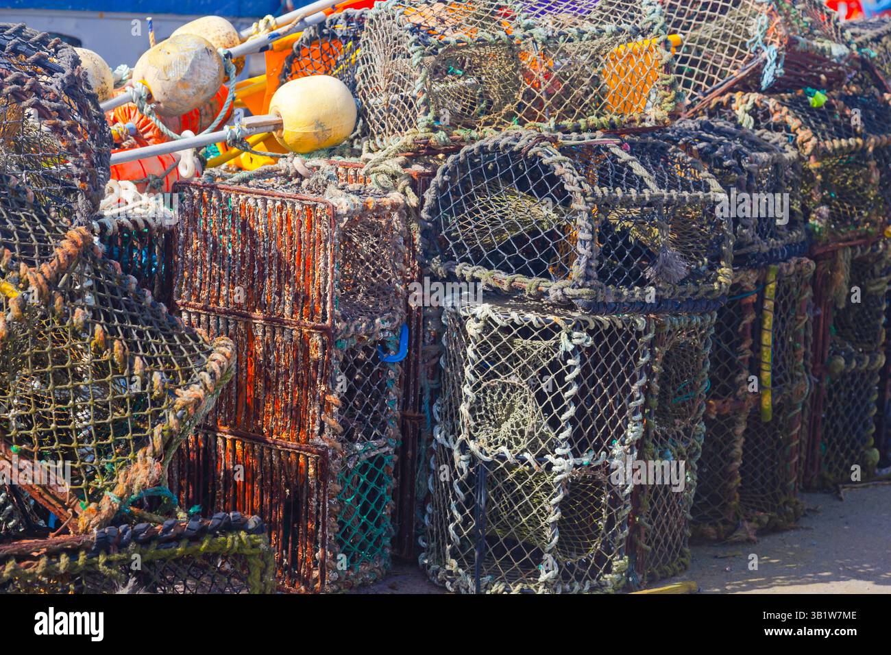 Una pila di trappole per granchi impilate sul molo. Foto Stock