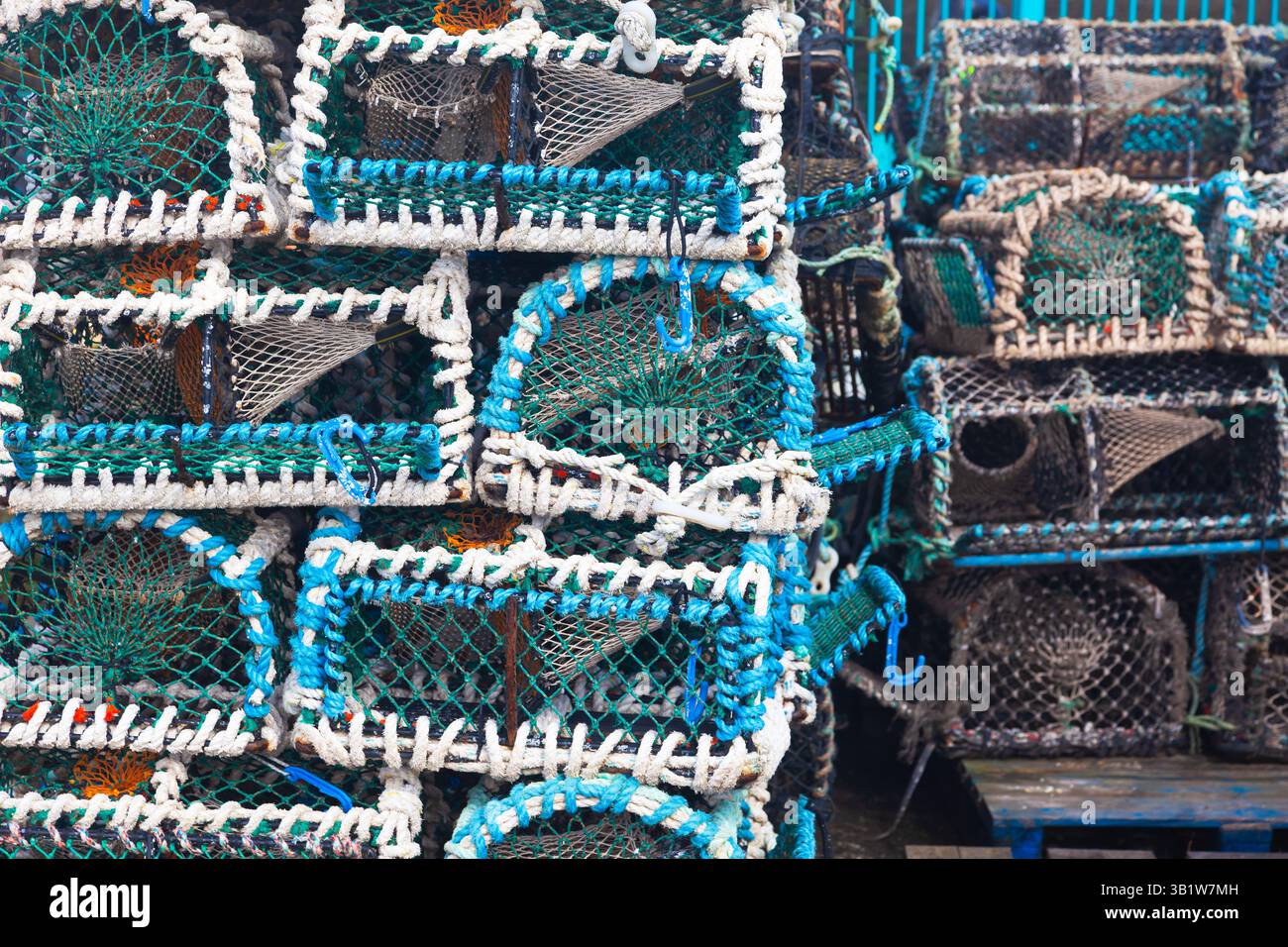Una pila di trappole per granchi impilate sul molo. Foto Stock