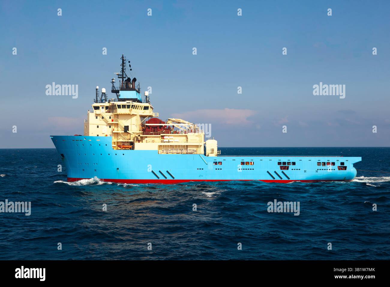 Nave di rifornimento offshore in movimento in mare. Foto Stock