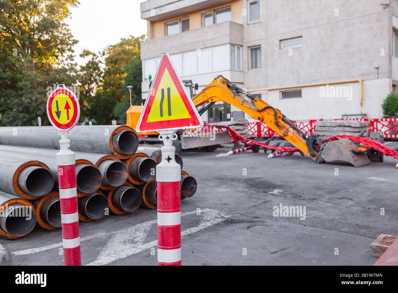 Riparazione del sistema idrico cittadino. Sostituzione di tubi in acciaio con tubi nuovi con isolamento. Segnali di avvertenza e recinzione in cantiere. Foto Stock