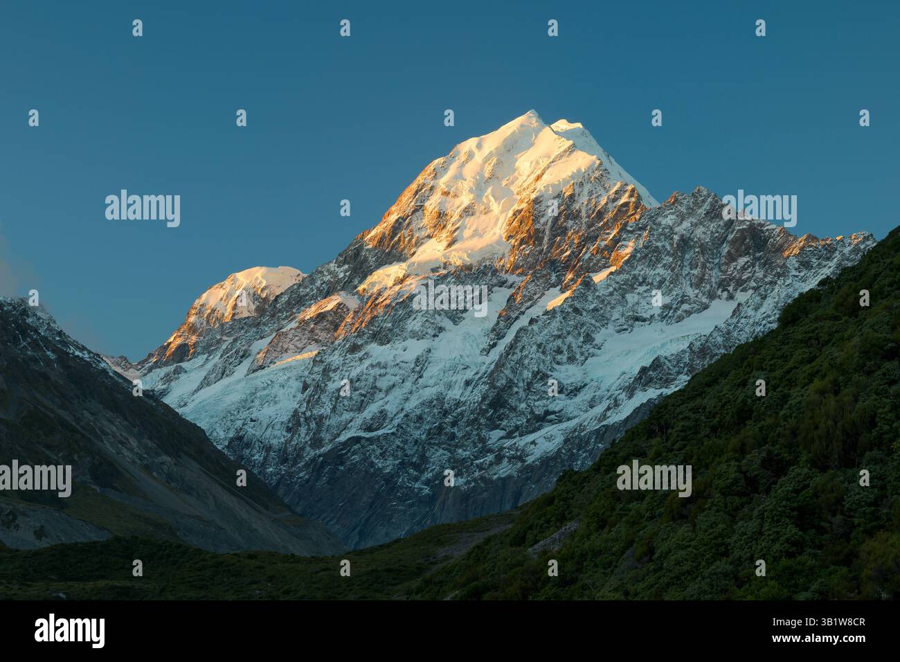 Mount Cook (Aoraki) al tramonto, vista dalla Hooker Valley sull'Isola meridionale della nuova Zelanda. Foto Stock