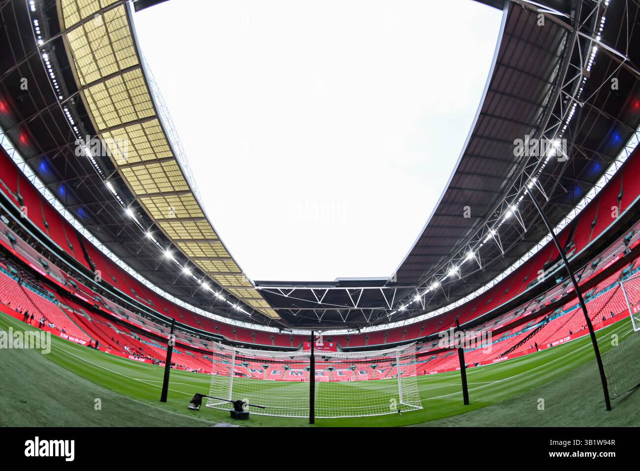 Vista generale all'interno dello stadio durante la semifinale della Coppa degli Emirati Arabi tra l'Aston Villa e il Crystal Palace allo Stadio di Wembley, Londra, sabato 26 aprile 2025. (Foto: Kevin Hodgson | mi News) crediti: MI News & Sport /Alamy Live News Foto Stock