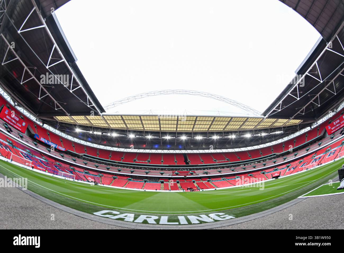 Vista generale all'interno dello stadio durante la semifinale della Coppa degli Emirati Arabi tra l'Aston Villa e il Crystal Palace allo Stadio di Wembley, Londra, sabato 26 aprile 2025. (Foto: Kevin Hodgson | mi News) crediti: MI News & Sport /Alamy Live News Foto Stock