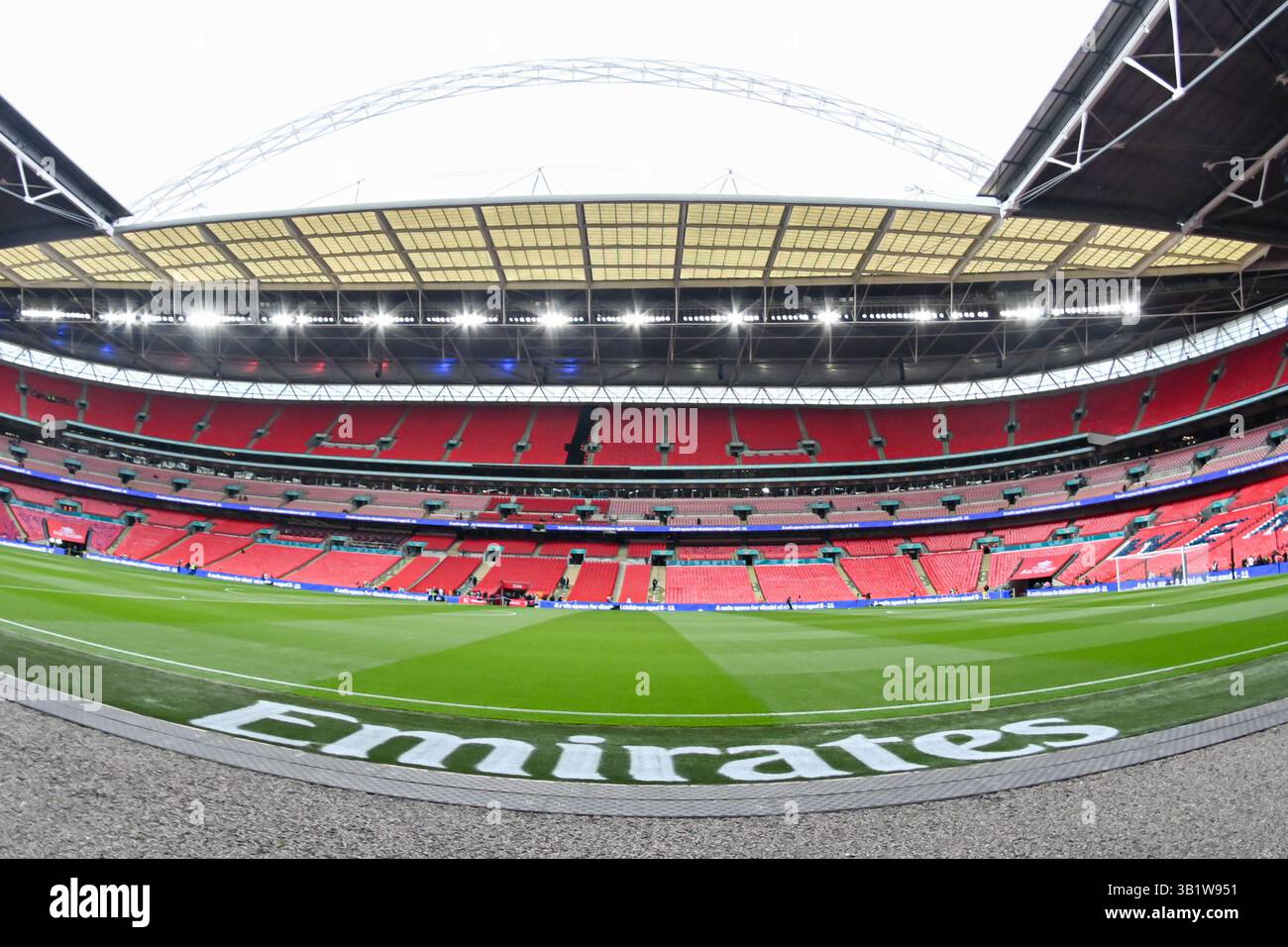 Vista generale all'interno dello stadio durante la semifinale della Coppa degli Emirati Arabi tra l'Aston Villa e il Crystal Palace allo Stadio di Wembley, Londra, sabato 26 aprile 2025. (Foto: Kevin Hodgson | mi News) crediti: MI News & Sport /Alamy Live News Foto Stock