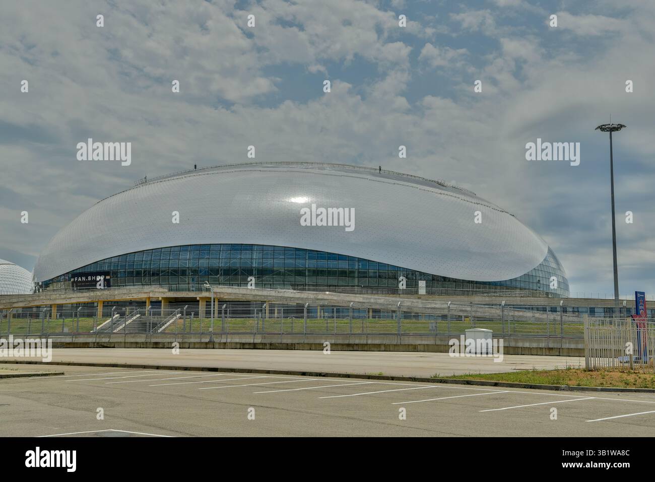 Adler, Sochi, Russia – 6 luglio 2018. Bolshoy Ice Dome, arena polivalente al coperto all'Olympic Park, Sochi, Russia. Inaugurato nel 2012, l'arena da 000 posti Foto Stock
