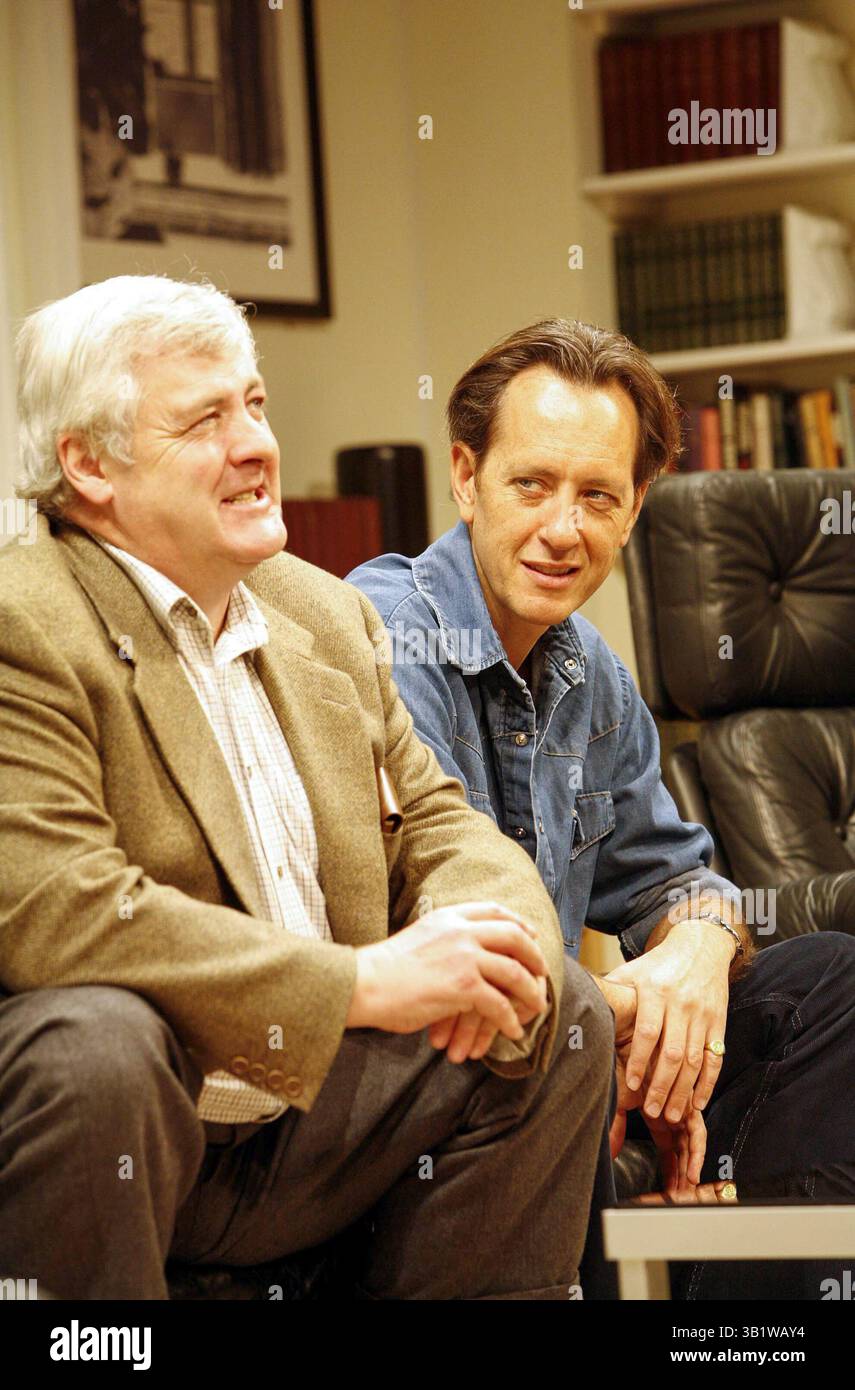 l-r: Peter Wight (Stephen Hench), Richard e Grant (Simon Hench) in OTHER ENGAGED by Simon Gray al Criterion Theatre, Londra SW1 31/10/2005 design: Simon Higlett lighting: Tim Mitchell regista: Simon Curtis Foto Stock