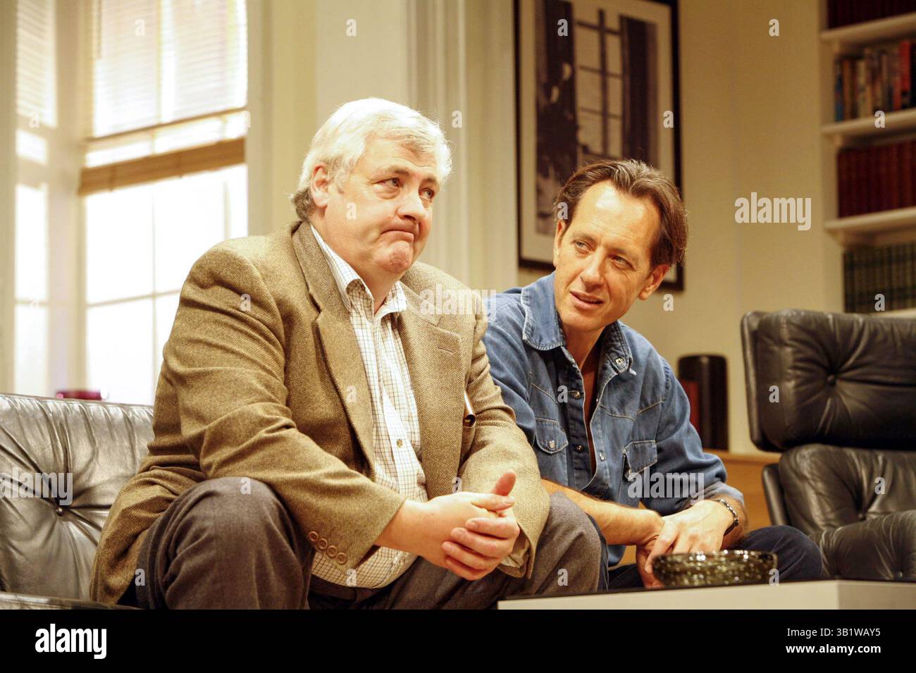 l-r: Peter Wight (Stephen Hench), Richard e Grant (Simon Hench) in OTHER ENGAGED by Simon Gray al Criterion Theatre, Londra SW1 31/10/2005 design: Simon Higlett lighting: Tim Mitchell regista: Simon Curtis Foto Stock