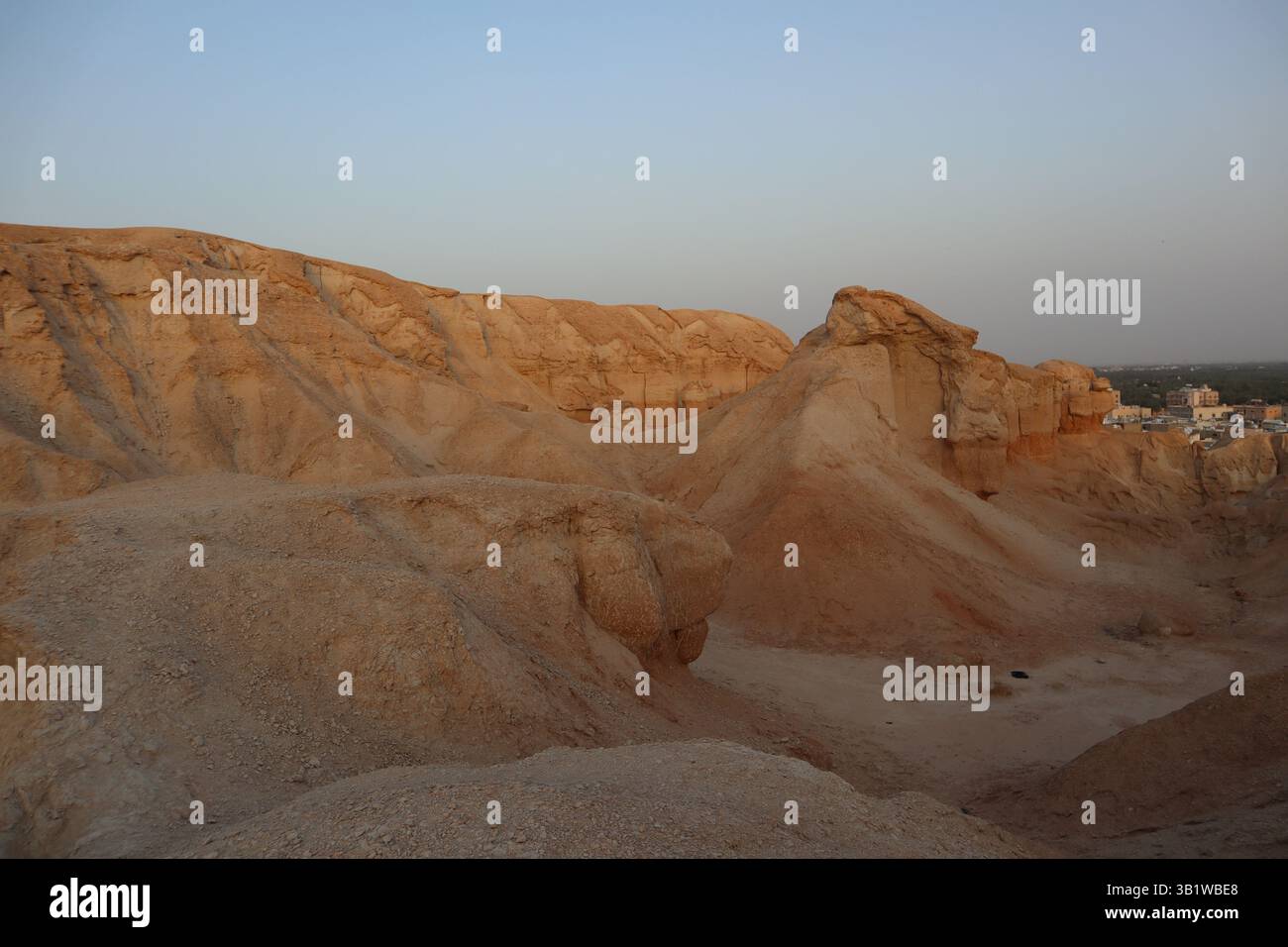 Una vista dalla cima della sezione occidentale del Monte al-Qarah che si affaccia sulla città di Hofuf, al-Ahsa, Regno dell'Arabia Saudita Foto Stock