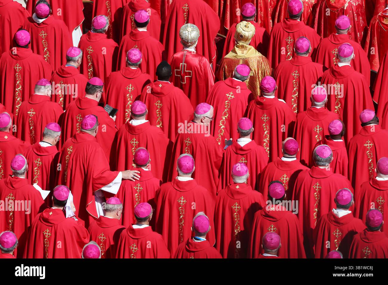 Città del Vaticano, Vaticano. 26 aprile 2025. VATICAANSTAD - Vescovi durante il funerale di Papa Francesco in Piazza San Pietro. il papa morì all'età di 88 anni. ANP RAMON MANGOLD netherlands Out - belgio Out crediti: ANP/Alamy Live News Foto Stock