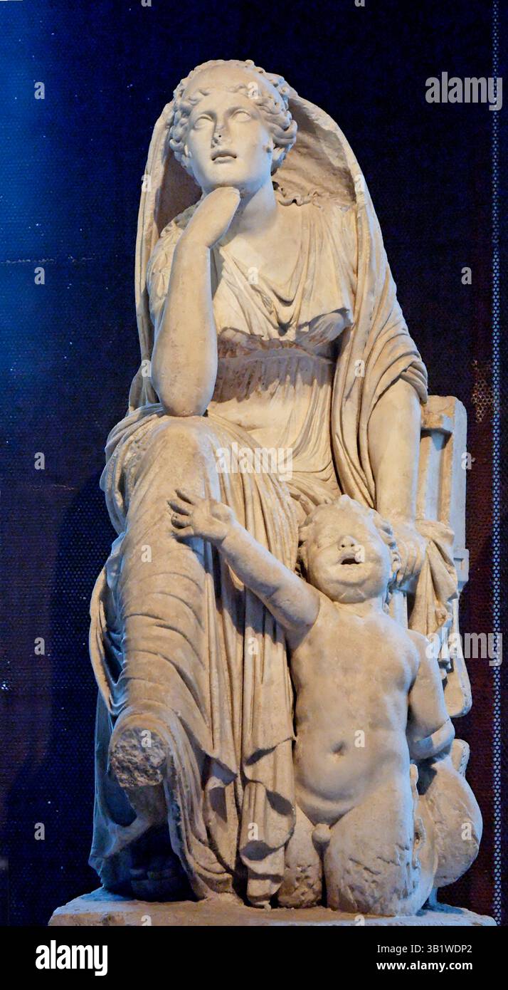 Statua di Teti con un tritone. Marmo di Thasian, copia romana da un originale greco del II secolo a.C. Una recente ricostruzione identifica la statua come parte del gruppo scultoreo di Skopas di Teti che dà a suo figlio Achille nuove armi descritte da Plinio. Secondo questa teoria, la statua conosciuta come "Ludovisi Ares" rappresenterebbe effettivamente Achille. Foto Stock