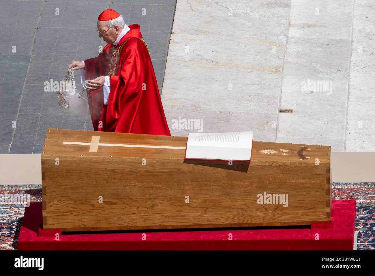 Città del Vaticano, Vaticano. 26 aprile 2025. Decano del Collegio dei Cardinali Giovanni Battista re benedice la bara di Papa Francesco durante la messa Esequiale di Papa Francesco in Piazza San Pietro, città del Vaticano, 26 aprile 2025. Crediti: Insidefoto/Alamy Live News Foto Stock