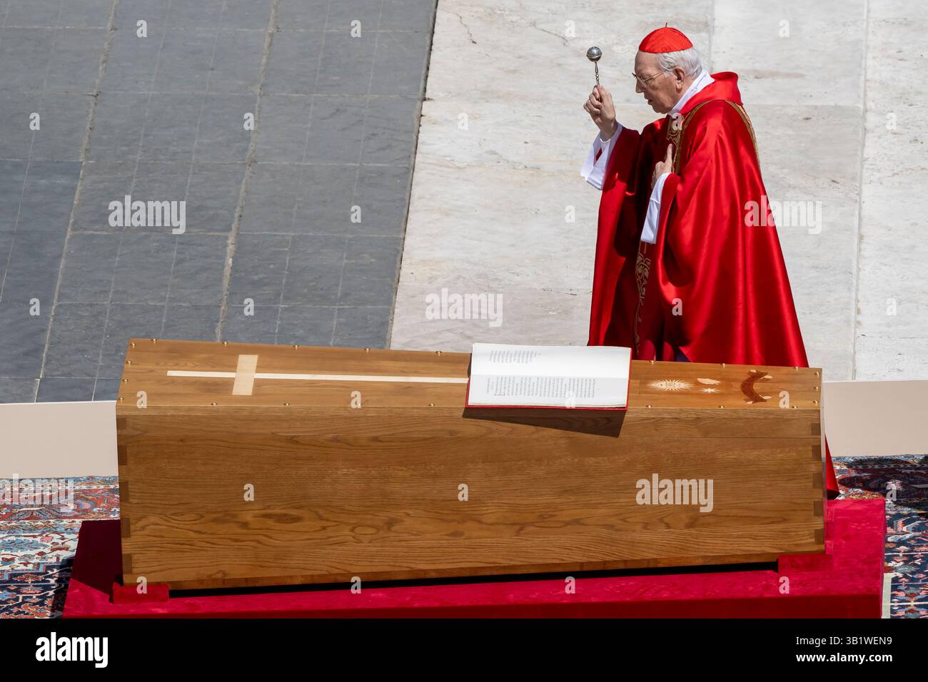 Città del Vaticano, Vaticano. 26 aprile 2025. Decano del Collegio dei Cardinali Giovanni Battista re benedice la bara di Papa Francesco durante la messa Esequiale di Papa Francesco in Piazza San Pietro, città del Vaticano, 26 aprile 2025. Crediti: Insidefoto/Alamy Live News Foto Stock
