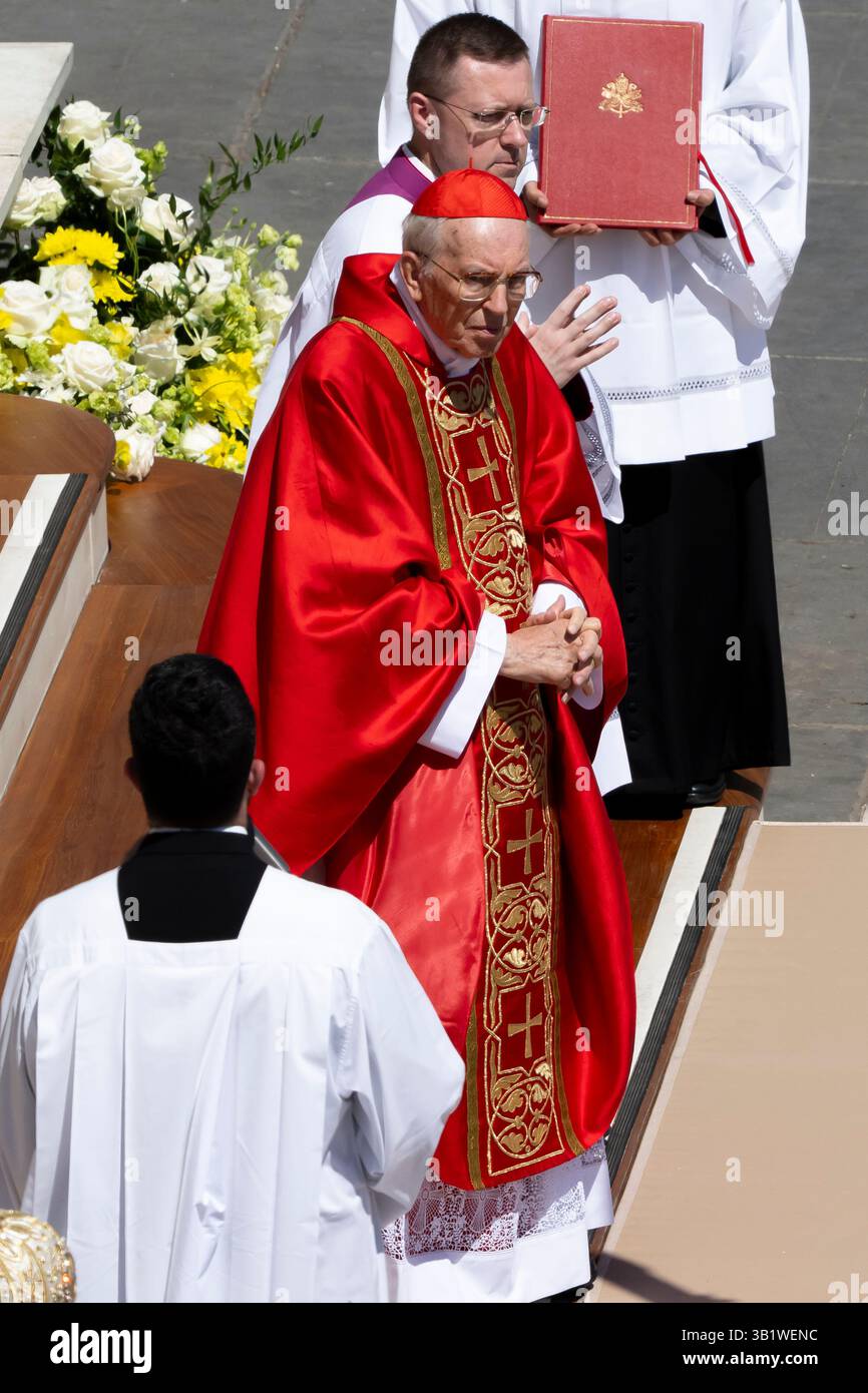 Città del Vaticano, Vaticano. 26 aprile 2025. Decano del Collegio dei Cardinali Giovanni Battista re durante la messa Esequiale di Papa Francesco in Piazza San Pietro, città del Vaticano, 26 aprile 2025. Crediti: Insidefoto/Alamy Live News Foto Stock