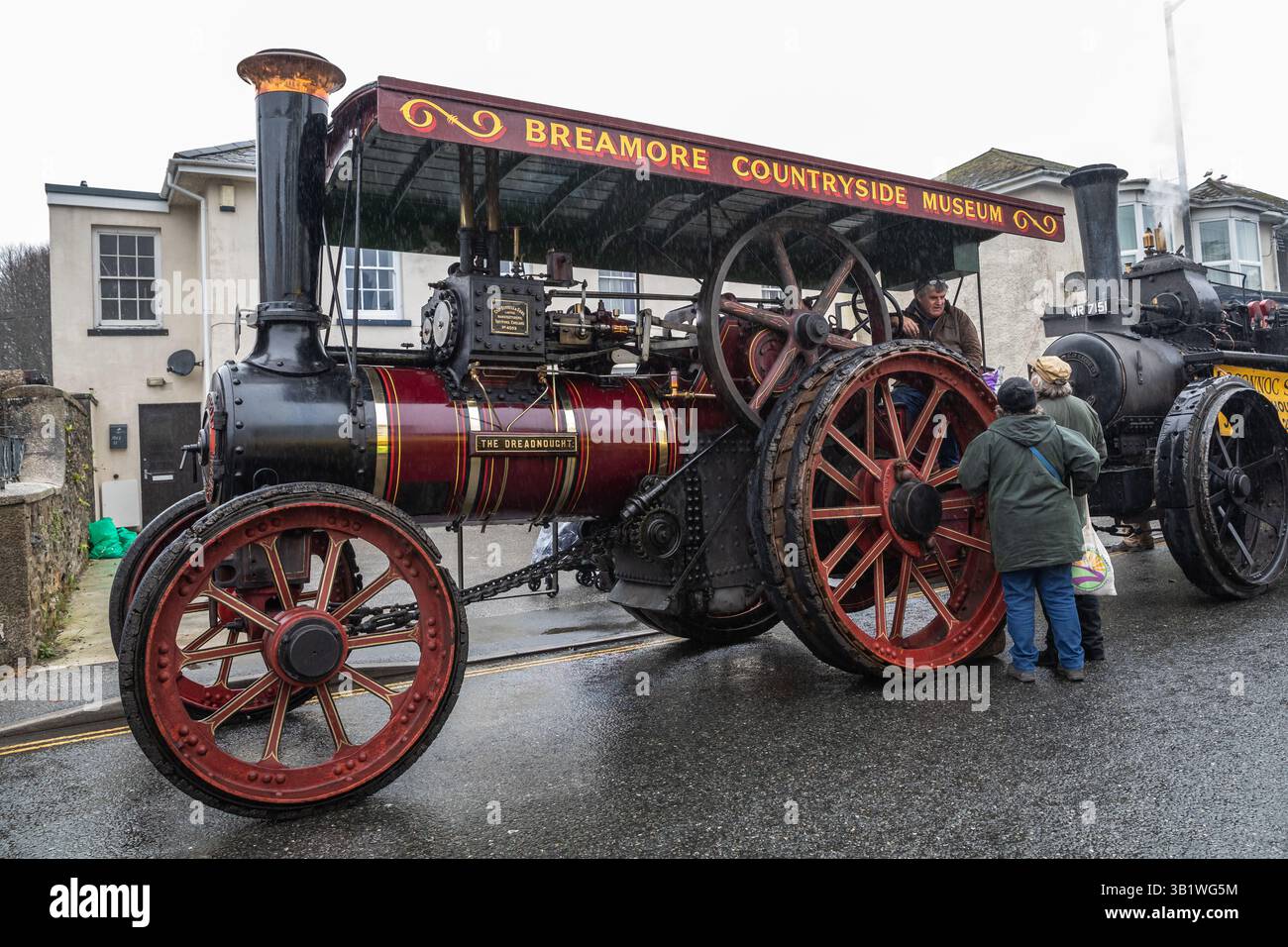 Camborne, Cornovaglia, Regno Unito, 26 aprile 2025, Richard Trevithick (13 aprile 1771 - 22 aprile 1833) è stato un inventore e ingegnere minerario britannico che è stato celebrato oggi nella parata annuale. L'evento che ha attirato circa 25-35.000 persone è iniziato la mattina presto con la processione di Kernow Pipes and Drummers seguita da una Bal Maiden e Miners Children's Dance. Nel pomeriggio c'è stata una danza Trevithick per adulti seguita dall'evento principale della giornata, che è stata una grande sfilata di motori a trazione a vapore. Crediti: Keith Larby/Alamy Live News Foto Stock
