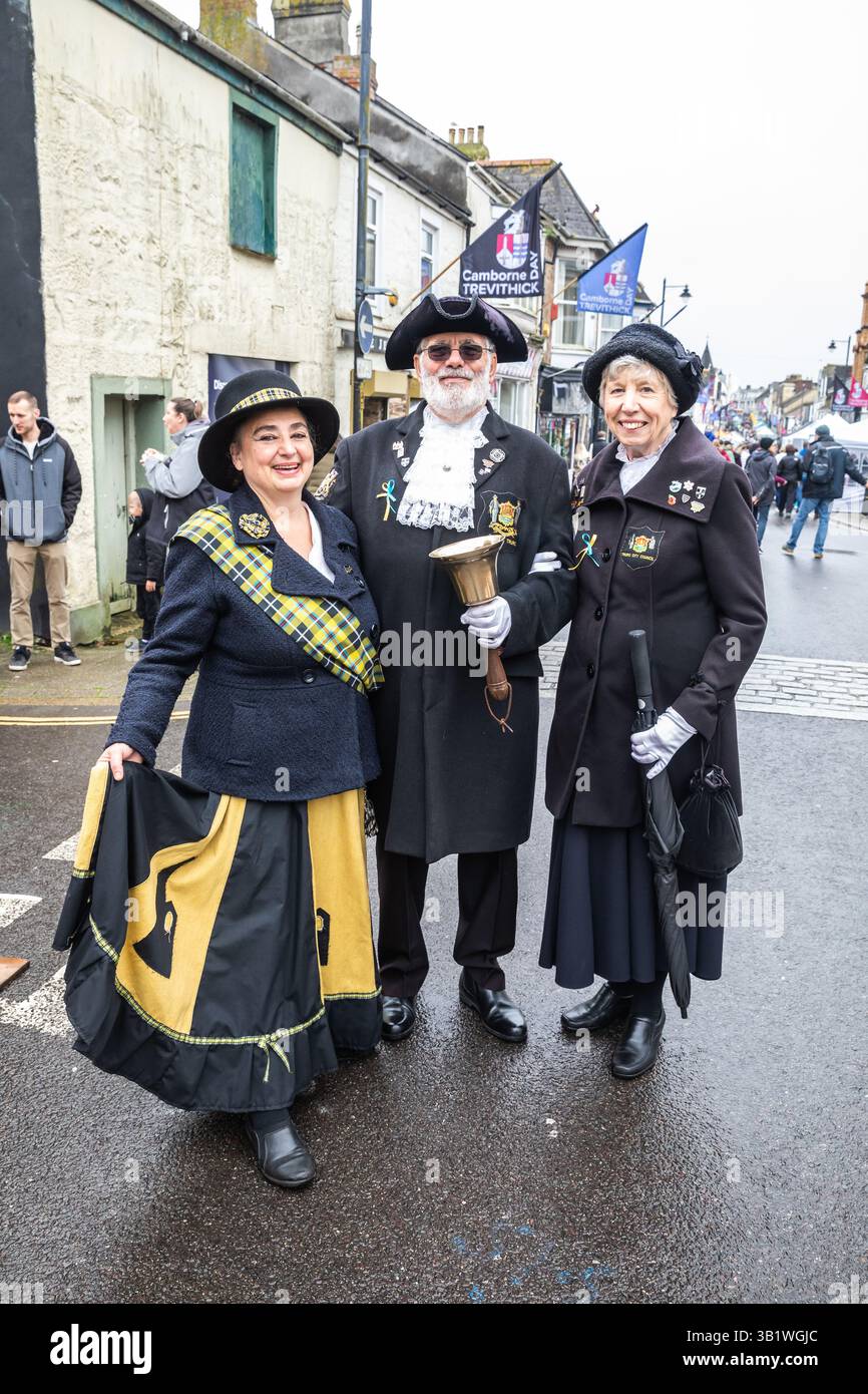 Camborne, Cornovaglia, Regno Unito, 26 aprile 2025, Richard Trevithick (13 aprile 1771 - 22 aprile 1833) è stato un inventore e ingegnere minerario britannico che è stato celebrato oggi nella parata annuale. L'evento che ha attirato circa 25-35.000 persone è iniziato la mattina presto con la processione di Kernow Pipes and Drummers seguita da una Bal Maiden e Miners Children's Dance. Nel pomeriggio c'è stata una danza Trevithick per adulti seguita dall'evento principale della giornata, che è stata una grande sfilata di motori a trazione a vapore. Crediti: Keith Larby/Alamy Live News Foto Stock