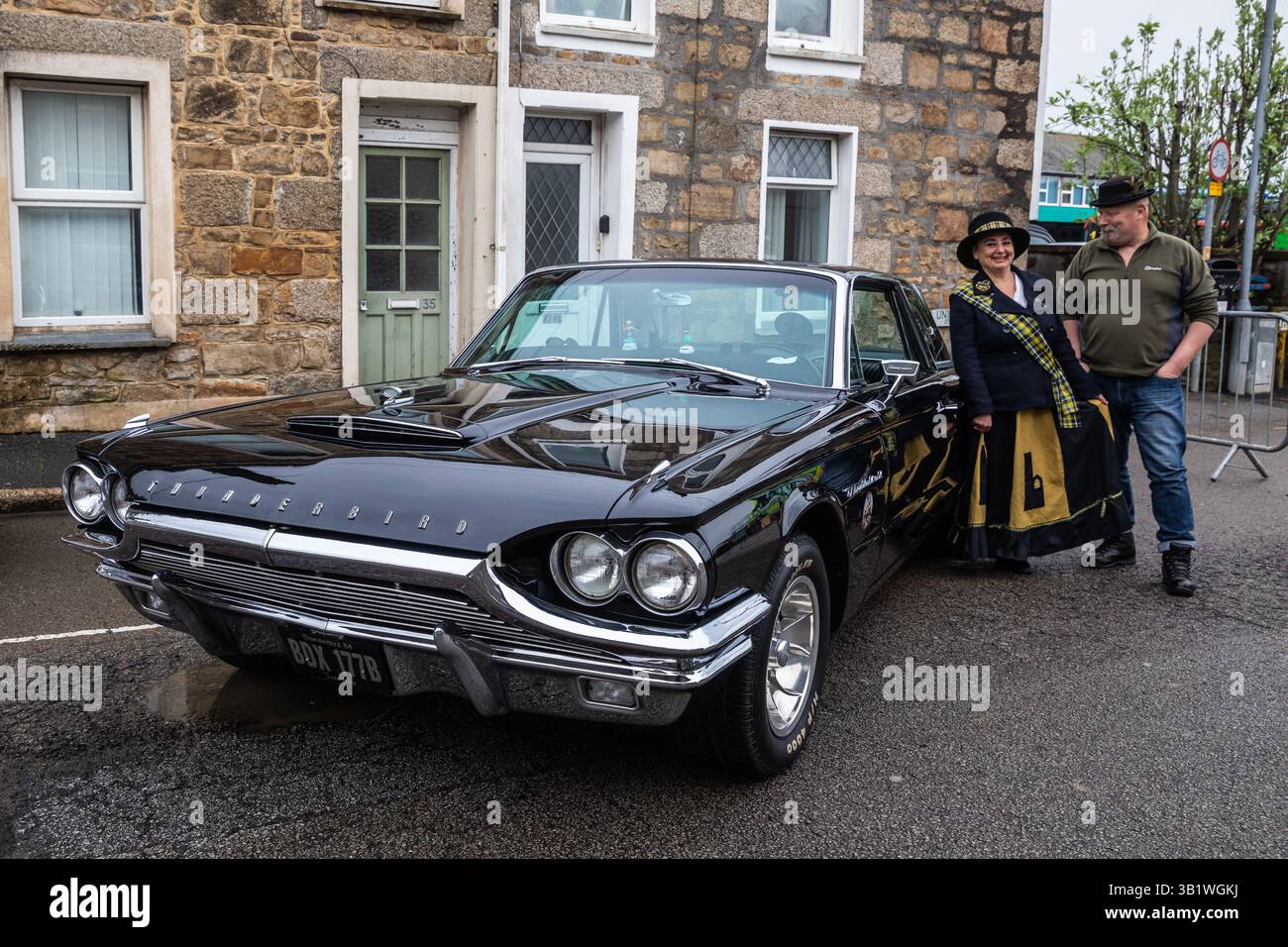 Camborne, Cornovaglia, Regno Unito, 26 aprile 2025, Richard Trevithick (13 aprile 1771 - 22 aprile 1833) è stato un inventore e ingegnere minerario britannico che è stato celebrato oggi nella parata annuale. L'evento che ha attirato circa 25-35.000 persone è iniziato la mattina presto con la processione di Kernow Pipes and Drummers seguita da una Bal Maiden e Miners Children's Dance. Nel pomeriggio c'è stata una danza Trevithick per adulti seguita dall'evento principale della giornata, che è stata una grande sfilata di motori a trazione a vapore. Crediti: Keith Larby/Alamy Live News Foto Stock