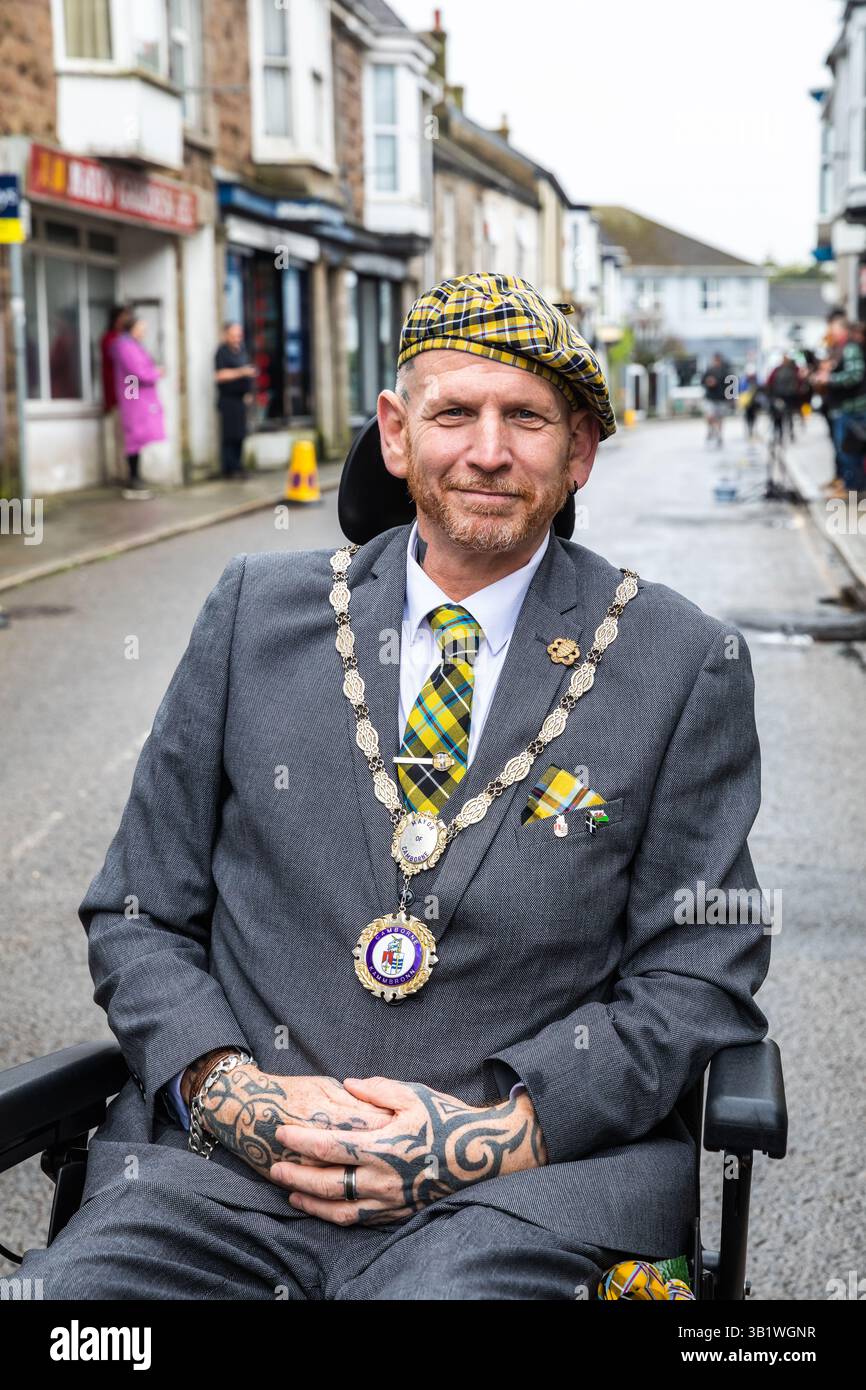 Camborne, Cornovaglia, Regno Unito, 26 aprile 2025, Richard Trevithick (13 aprile 1771 - 22 aprile 1833) è stato un inventore e ingegnere minerario britannico che è stato celebrato oggi nella parata annuale. L'evento che ha attirato circa 25-35.000 persone è iniziato la mattina presto con la processione di Kernow Pipes and Drummers seguita da una Bal Maiden e Miners Children's Dance. Nel pomeriggio c'è stata una danza Trevithick per adulti seguita dall'evento principale della giornata, che è stata una grande sfilata di motori a trazione a vapore. Crediti: Keith Larby/Alamy Live News Foto Stock