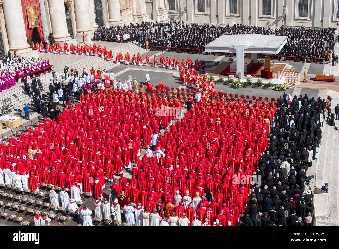 Città del Vaticano, Vaticano. 26 aprile 2025. Vista generale dei funerali di Papa Francesco in Piazza San Pietro in Vaticano, 26 aprile 2025. Crediti: Insidefoto/Alamy Live News Foto Stock
