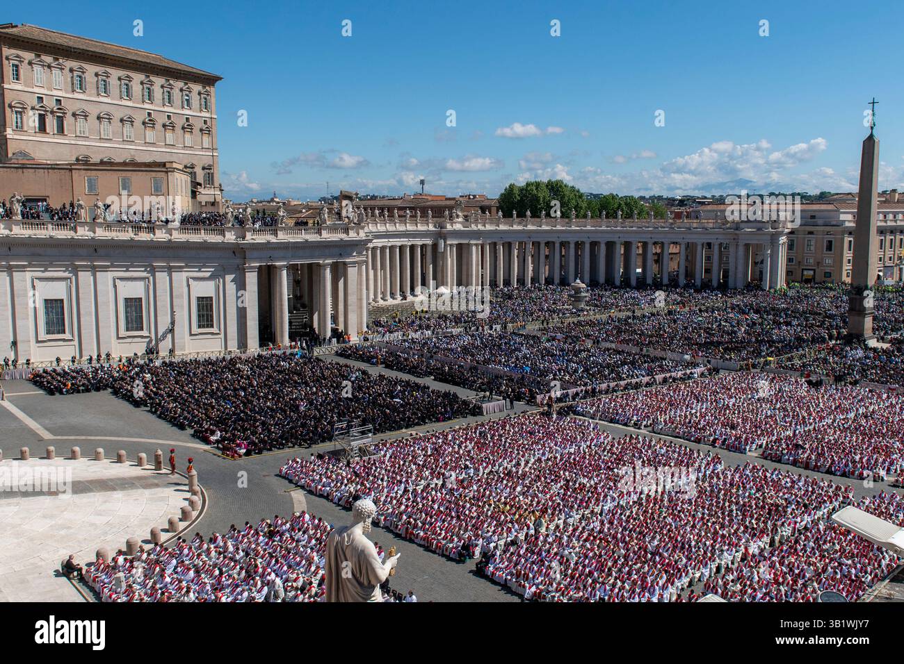 Città del Vaticano, Vaticano. 26 aprile 2025. Vista generale dei funerali di Papa Francesco in Piazza San Pietro in Vaticano, 26 aprile 2025. Crediti: Insidefoto/Alamy Live News Foto Stock