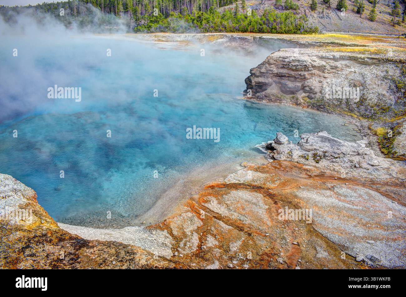 Grand Prismatic Hot Springs presso il geyser Excelsior nel parco nazionale di Yellowstone Foto Stock