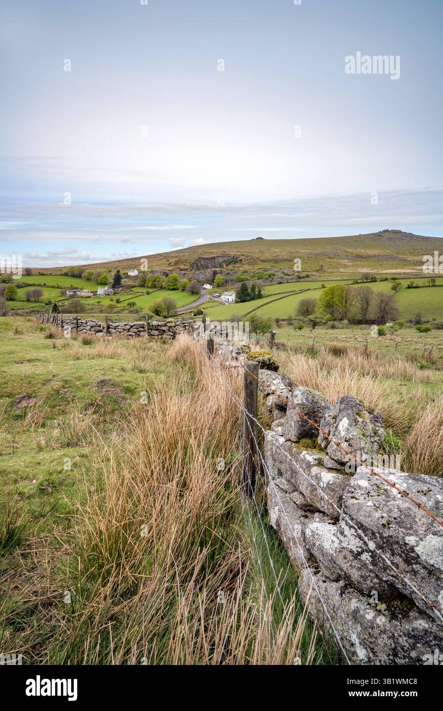 Devon Dartmoor è caratterizzata da pareti in pietra e da un paesaggio aspro Foto Stock