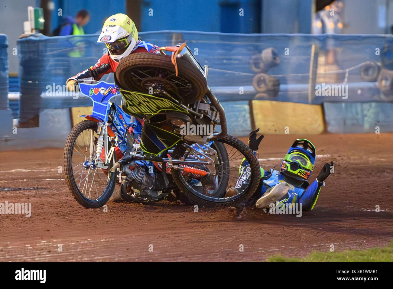 Speedway Rider Liam Greens of the West Lothian Wildcats salta e si schianta all'inizio di Una gara all'Armadale Stadium, West Lothian, Scozia, Regno Unito. Foto Stock