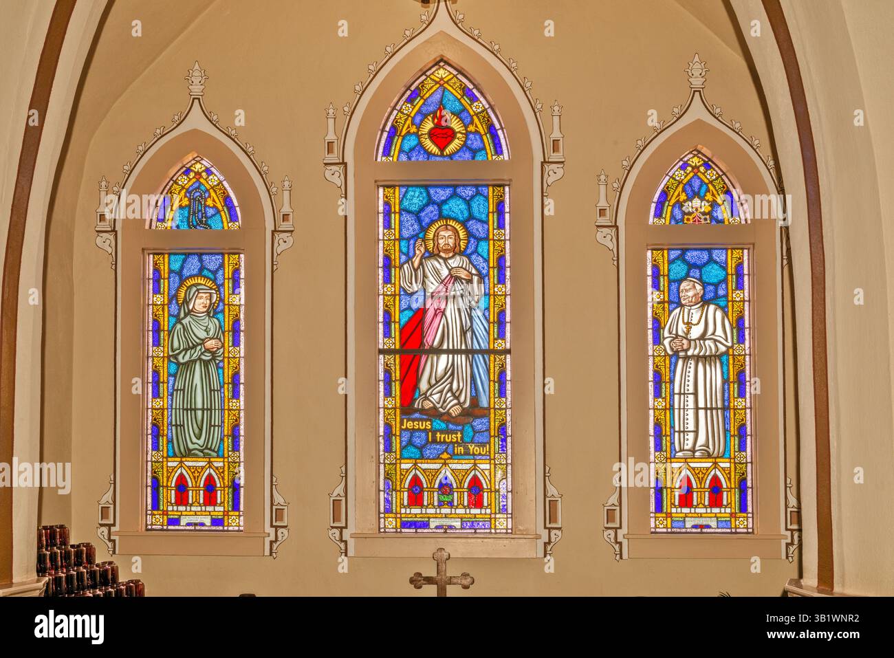 Vetrate colorate della chiesa cattolica di St Stanislaus, costruite da immigrati cattolici polacchi della provincia della Slesia, a Bandera, Texas, Stati Uniti Foto Stock