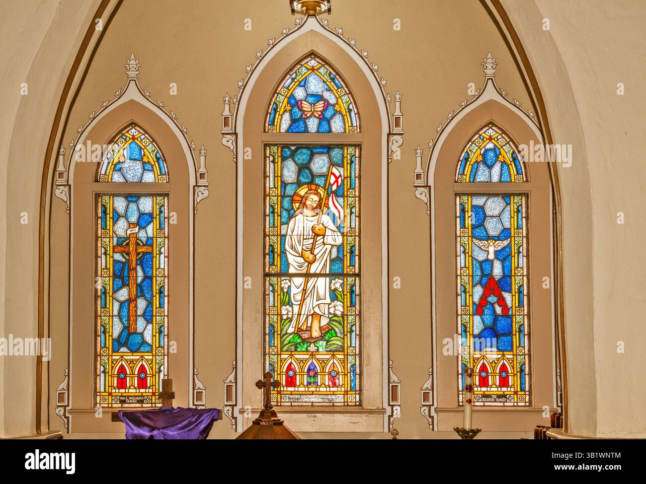 Vetrate colorate della chiesa cattolica di St Stanislaus, costruite da immigrati cattolici polacchi della provincia della Slesia, a Bandera, Texas, Stati Uniti Foto Stock