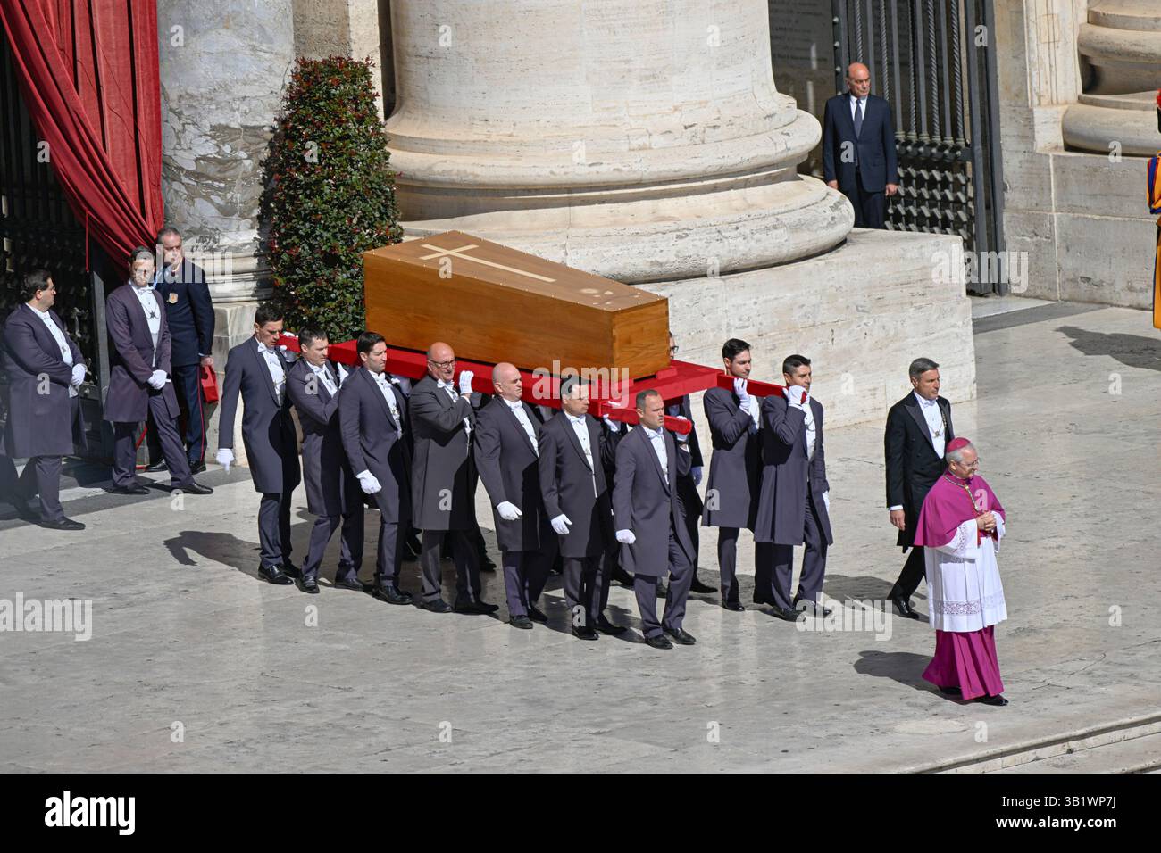 Vaticano, città del Vaticano. 26 aprile 2025. I Pallbearers portano la bara al funerale di Papa Francesco in Piazza San Pietro a città del Vaticano, sabato 26 aprile 2025. Papa Francesco morì il 21 aprile all'età di 88 anni. Nato in Argentina come Jorge Mario Bergoglio, fu il primo latino-americano e il primo gesuita a diventare Papa quando eletto nel 2013. Foto di Sefano Spaziani/UPI credito: UPI/Alamy Live News Foto Stock